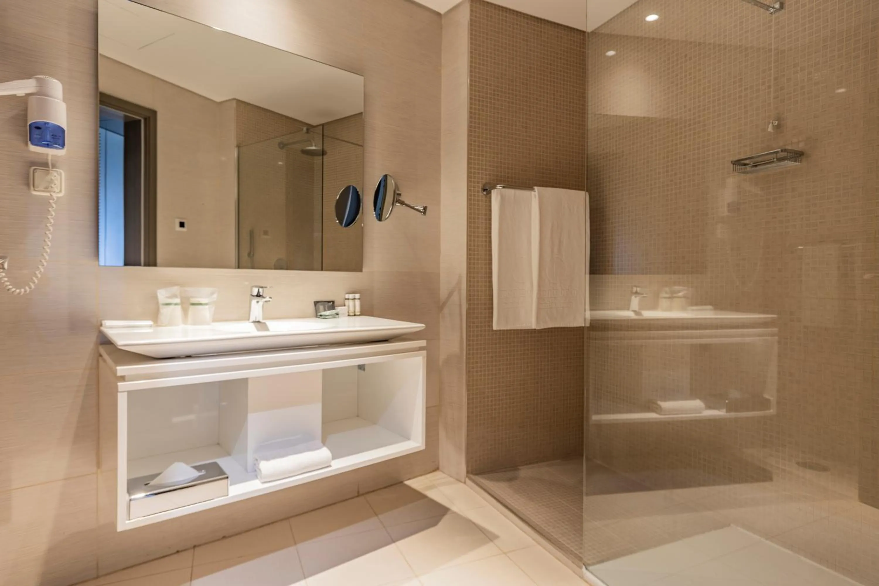 Bathroom in Montebelo Girassol Maputo Hotel