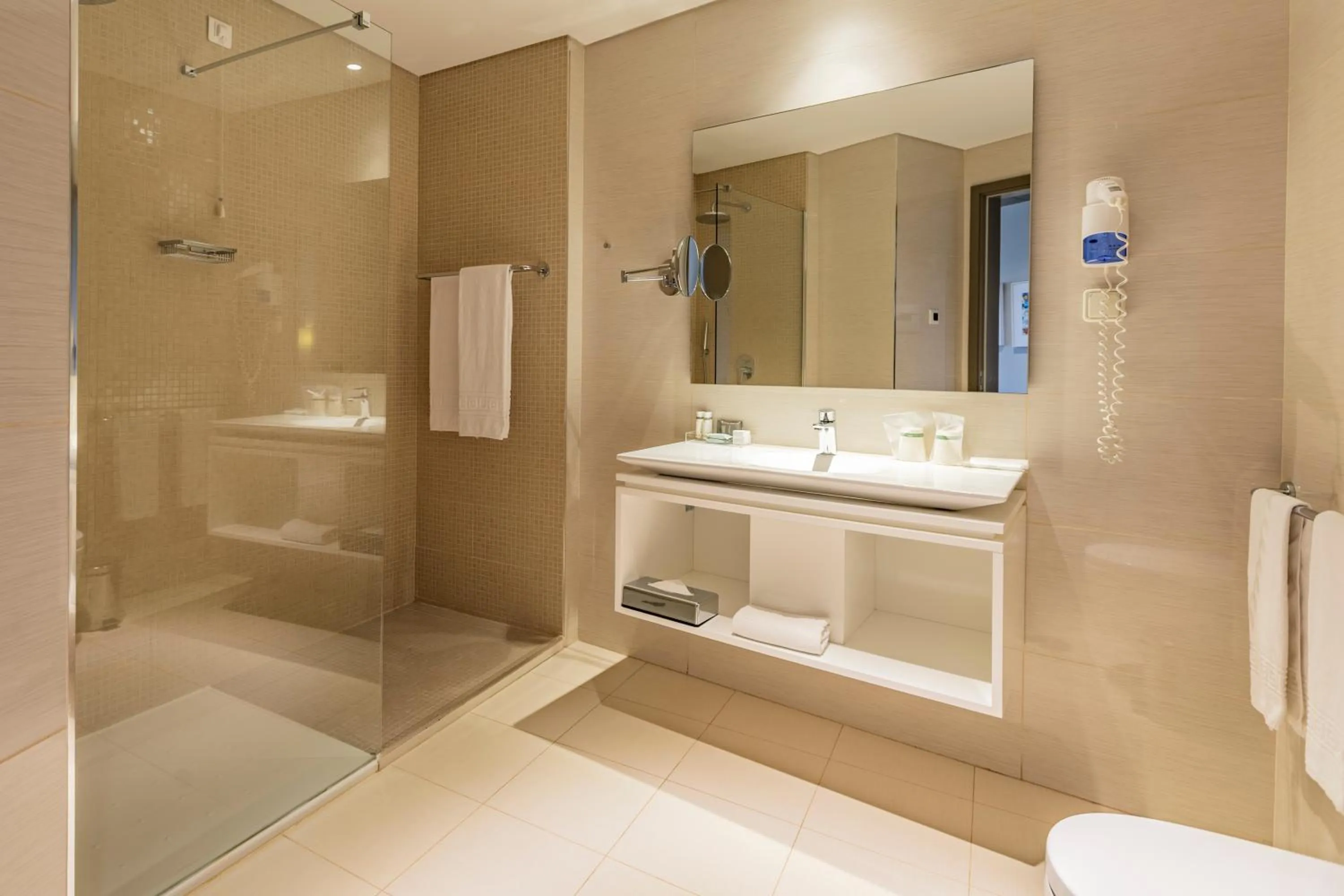 Bathroom in Montebelo Girassol Maputo Hotel