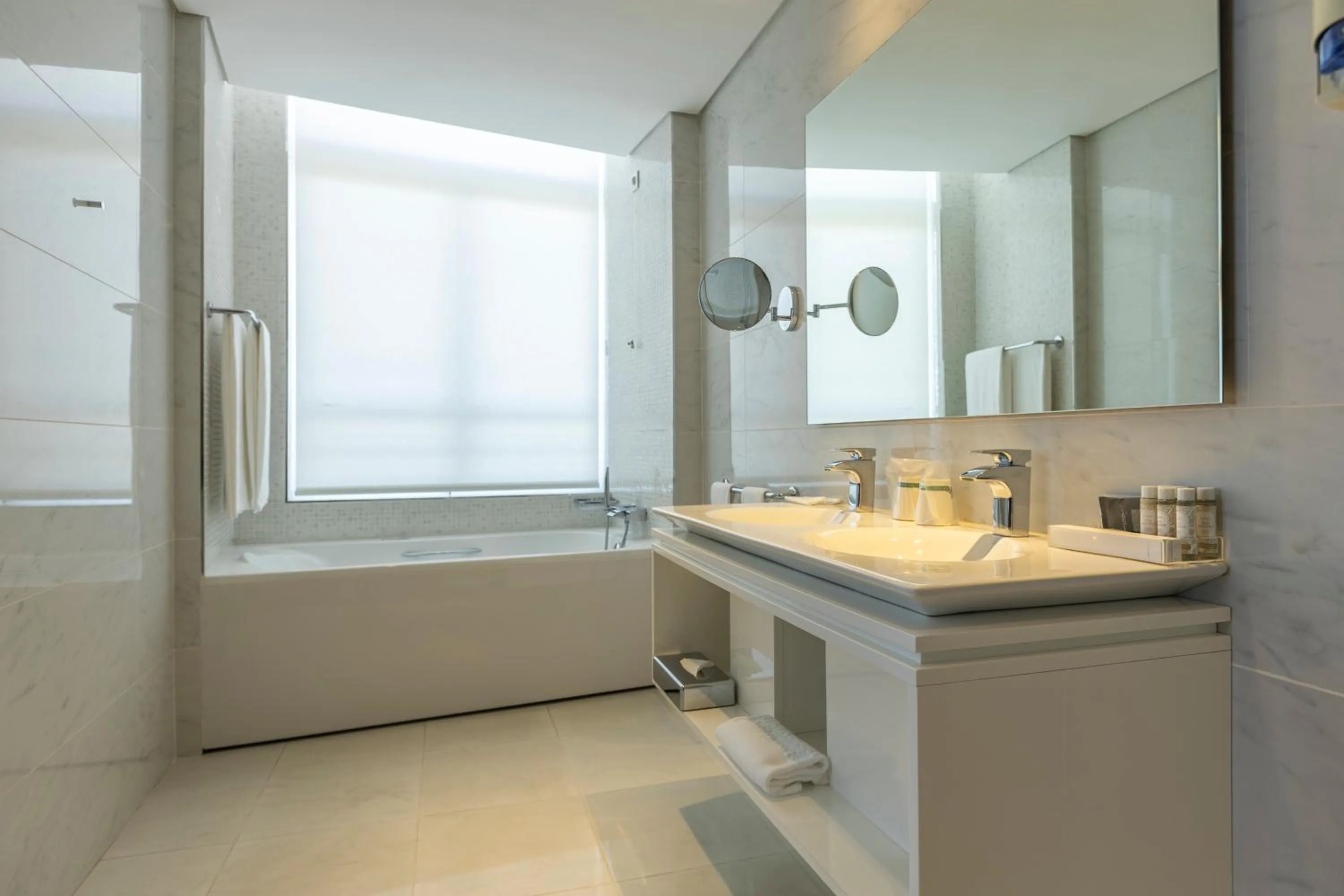 Bathroom in Montebelo Girassol Maputo Hotel