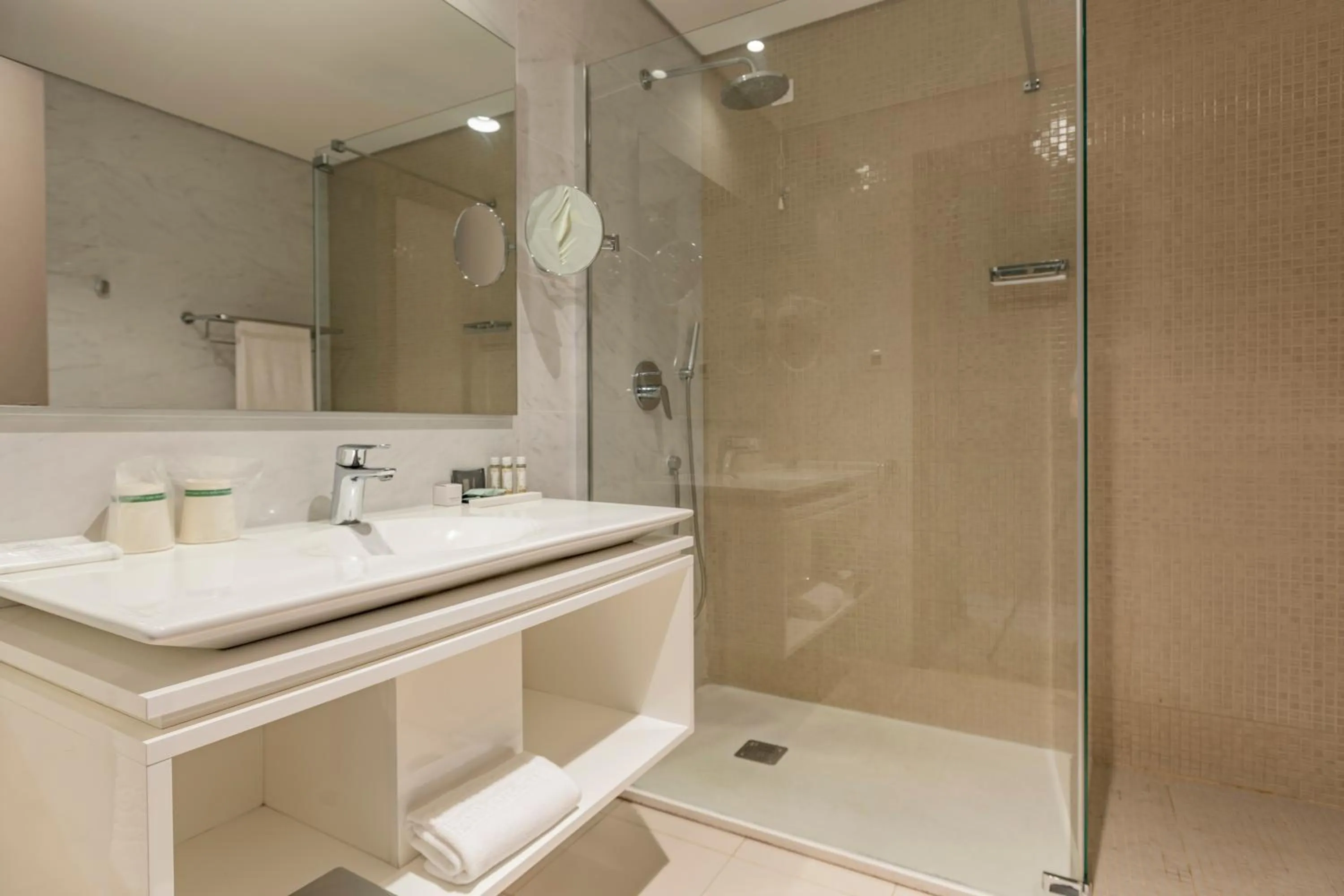 Bathroom in Montebelo Girassol Maputo Hotel