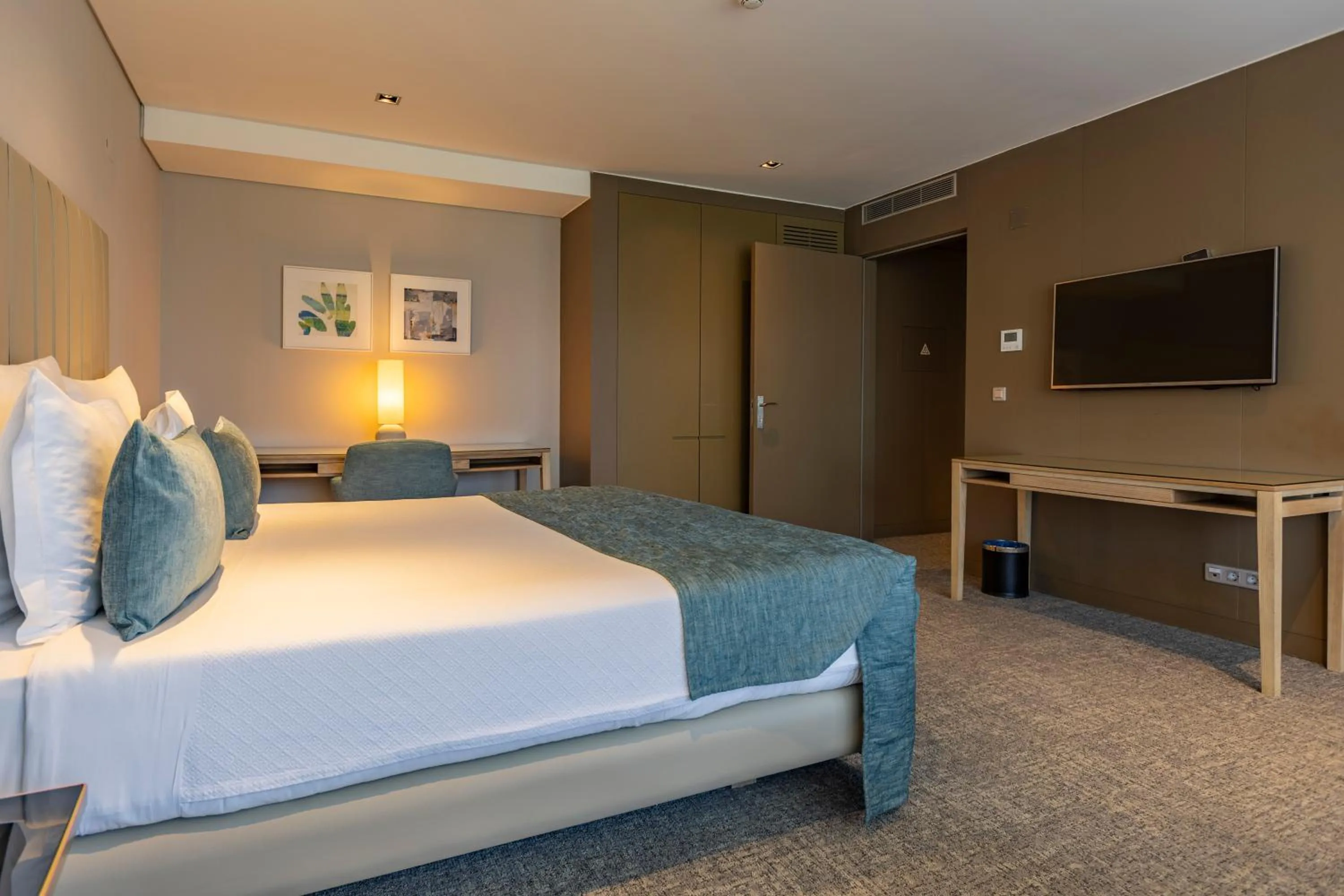 TV and multimedia, Bed in Montebelo Girassol Maputo Hotel