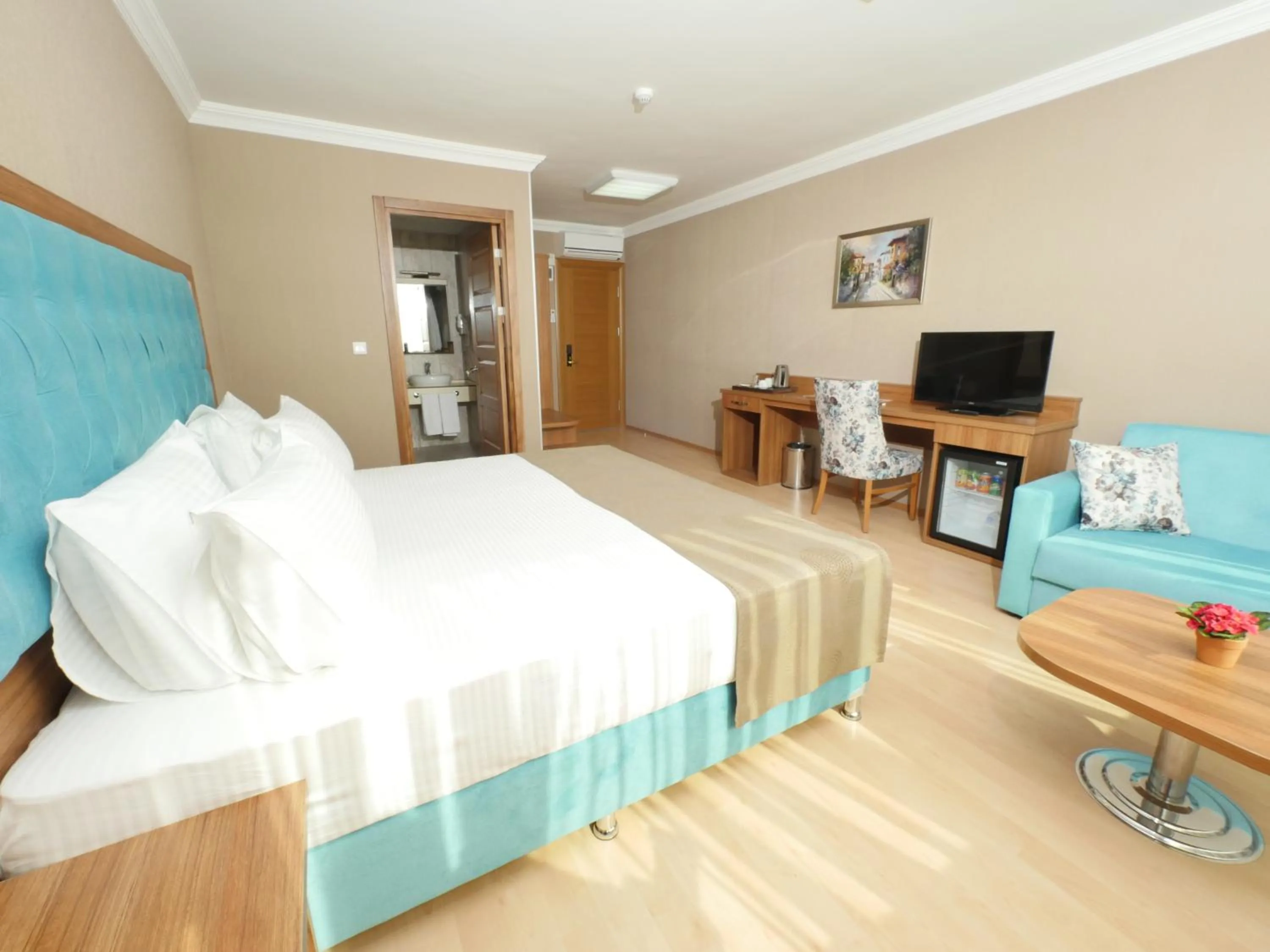 Photo of the whole room, Bed in Golden Lounge Hotel