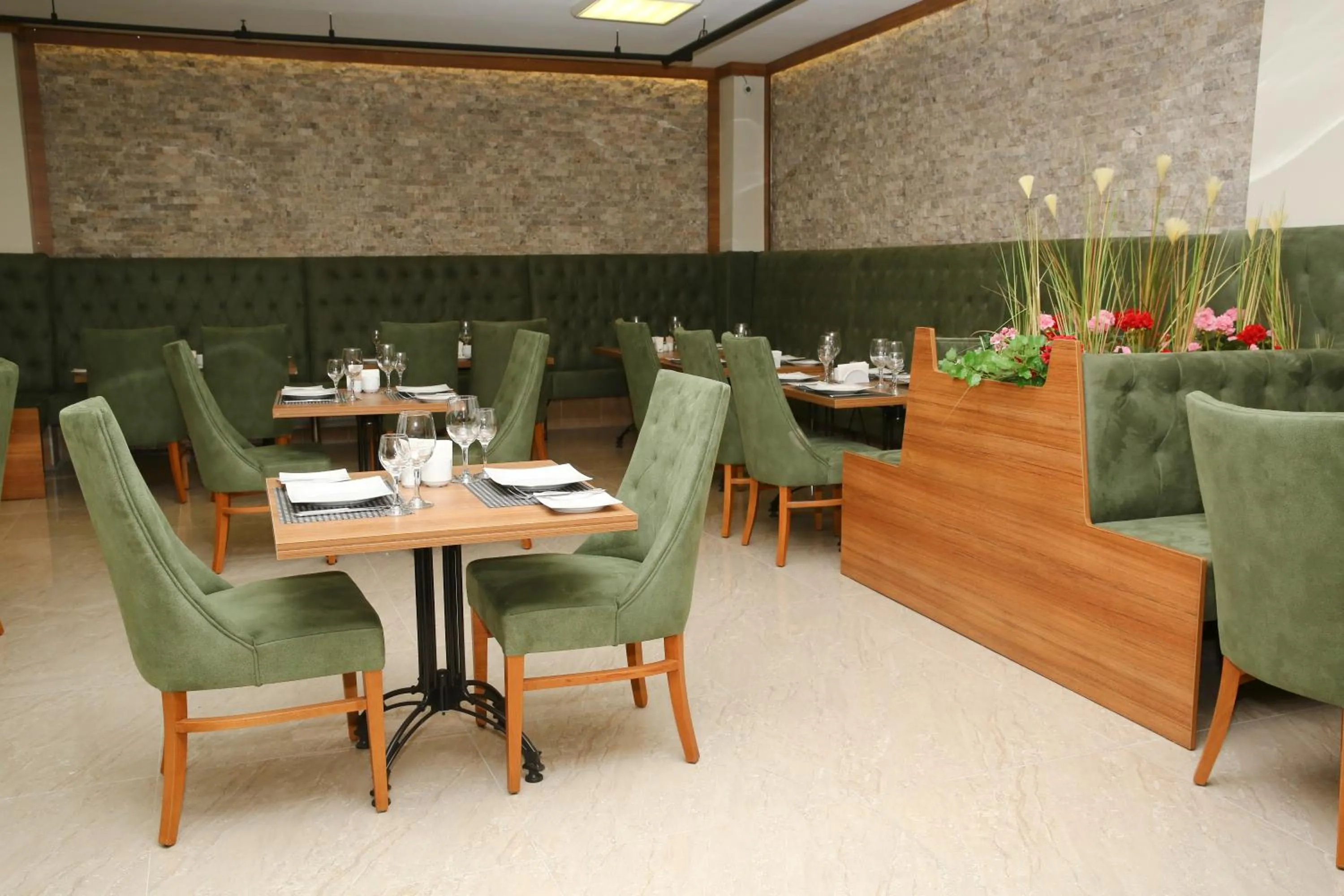Restaurant/places to eat in Golden Lounge Hotel