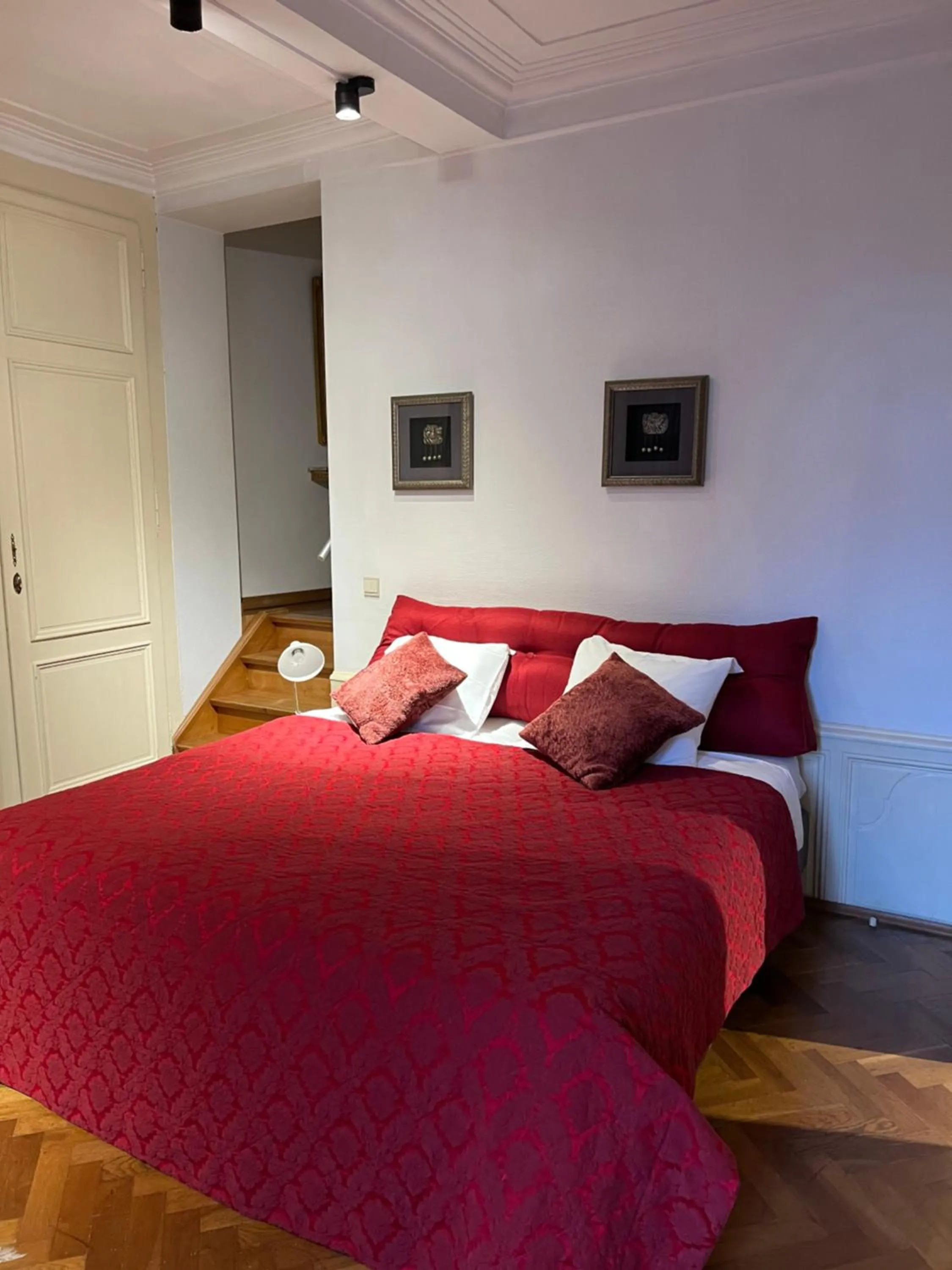 Photo of the whole room, Bed in Skindles Guesthouse