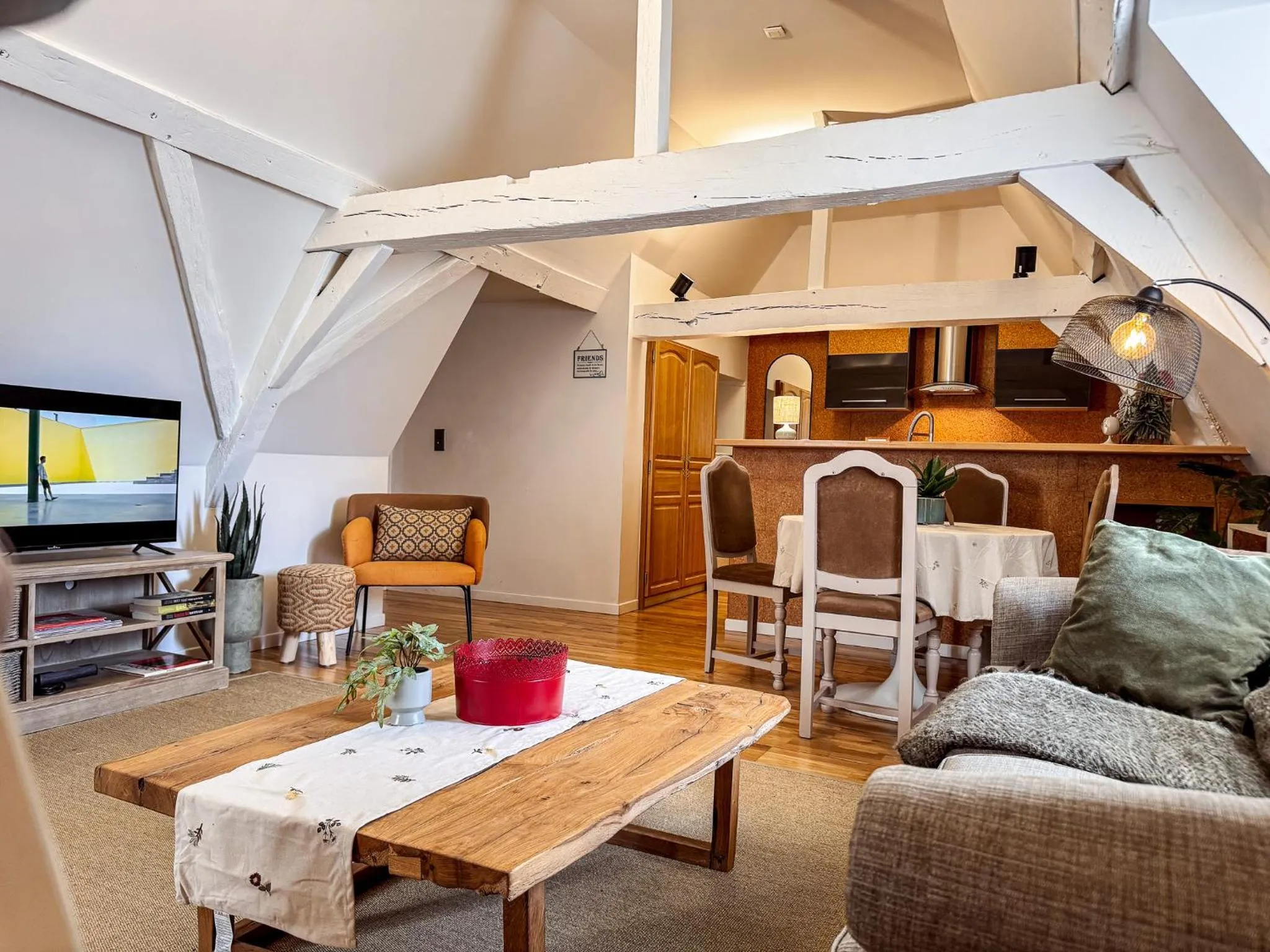 TV and multimedia, Bed in Skindles Guesthouse