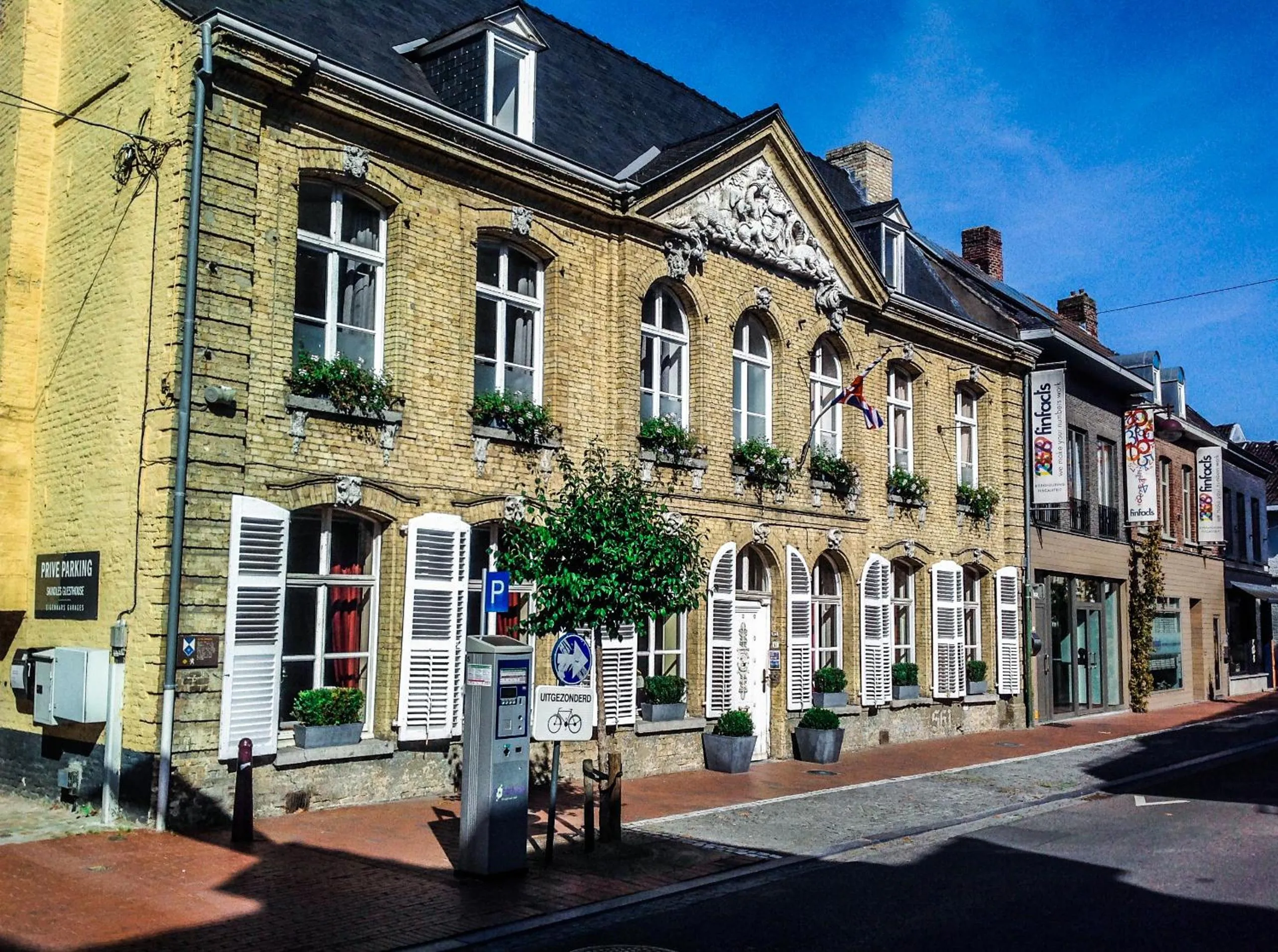 Property building in Skindles Guesthouse