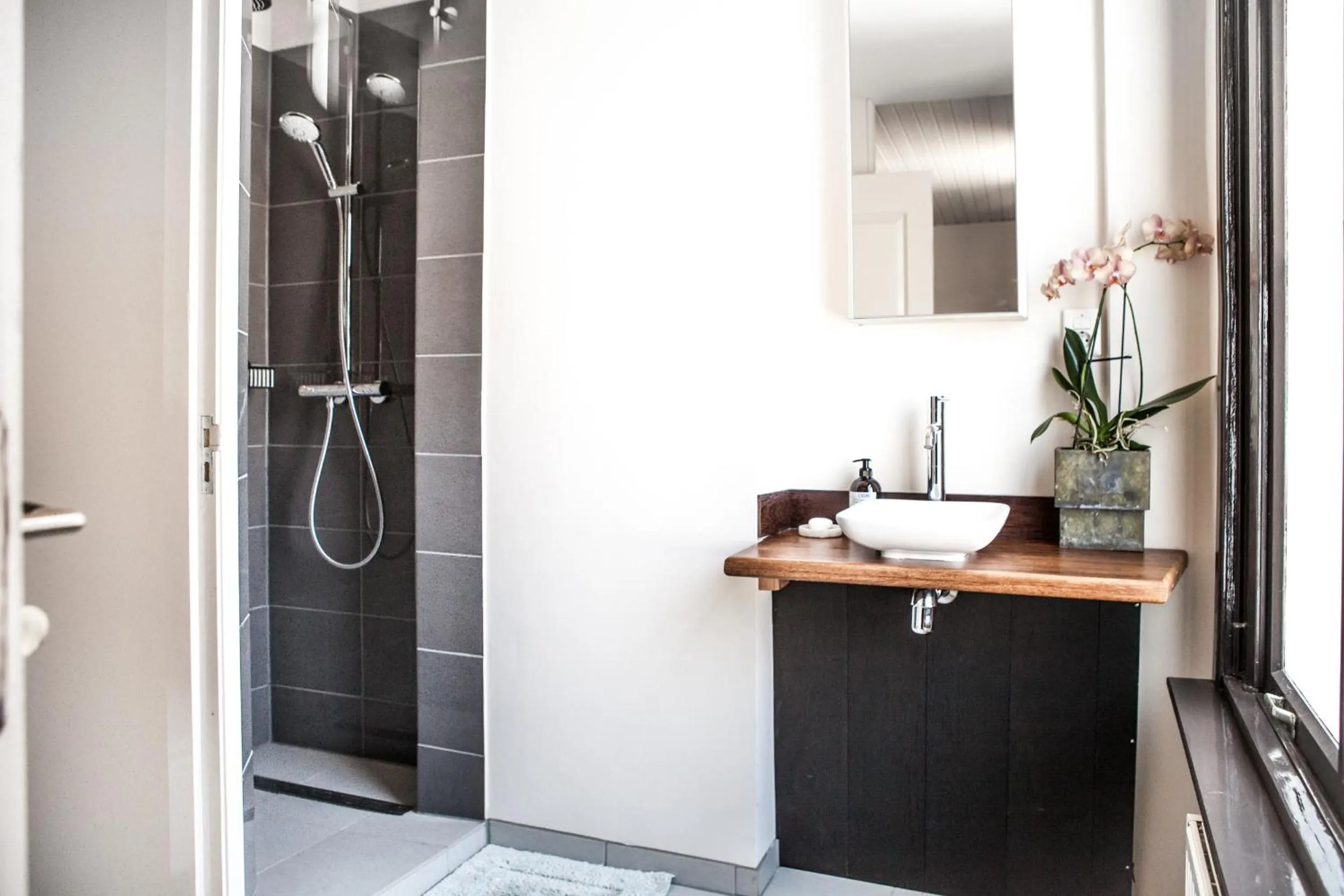 Bathroom in Zwanestein Canal House