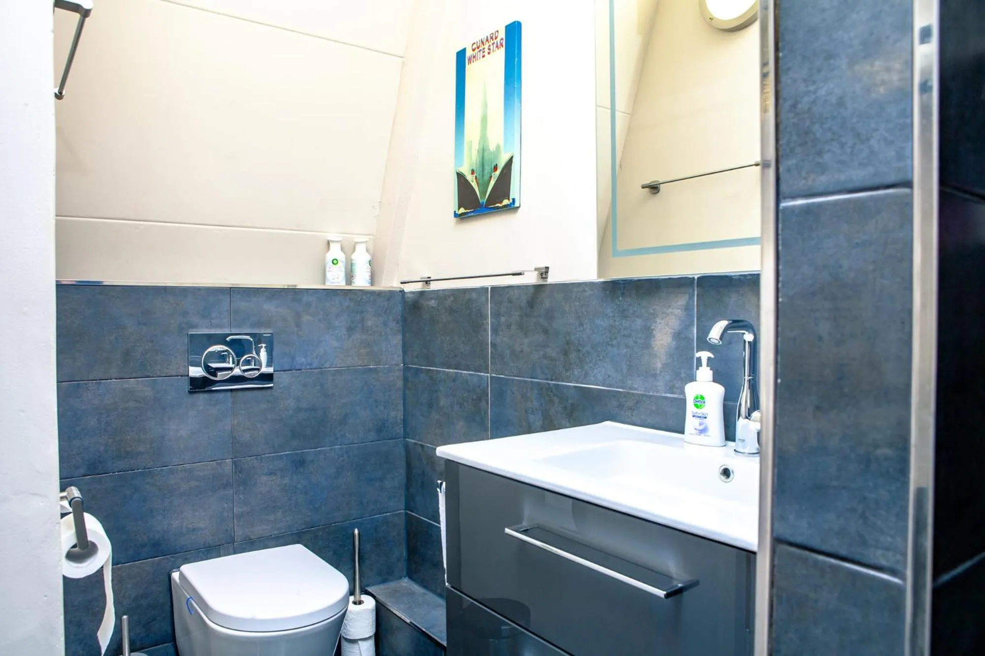 Bathroom in Zwanestein Canal House