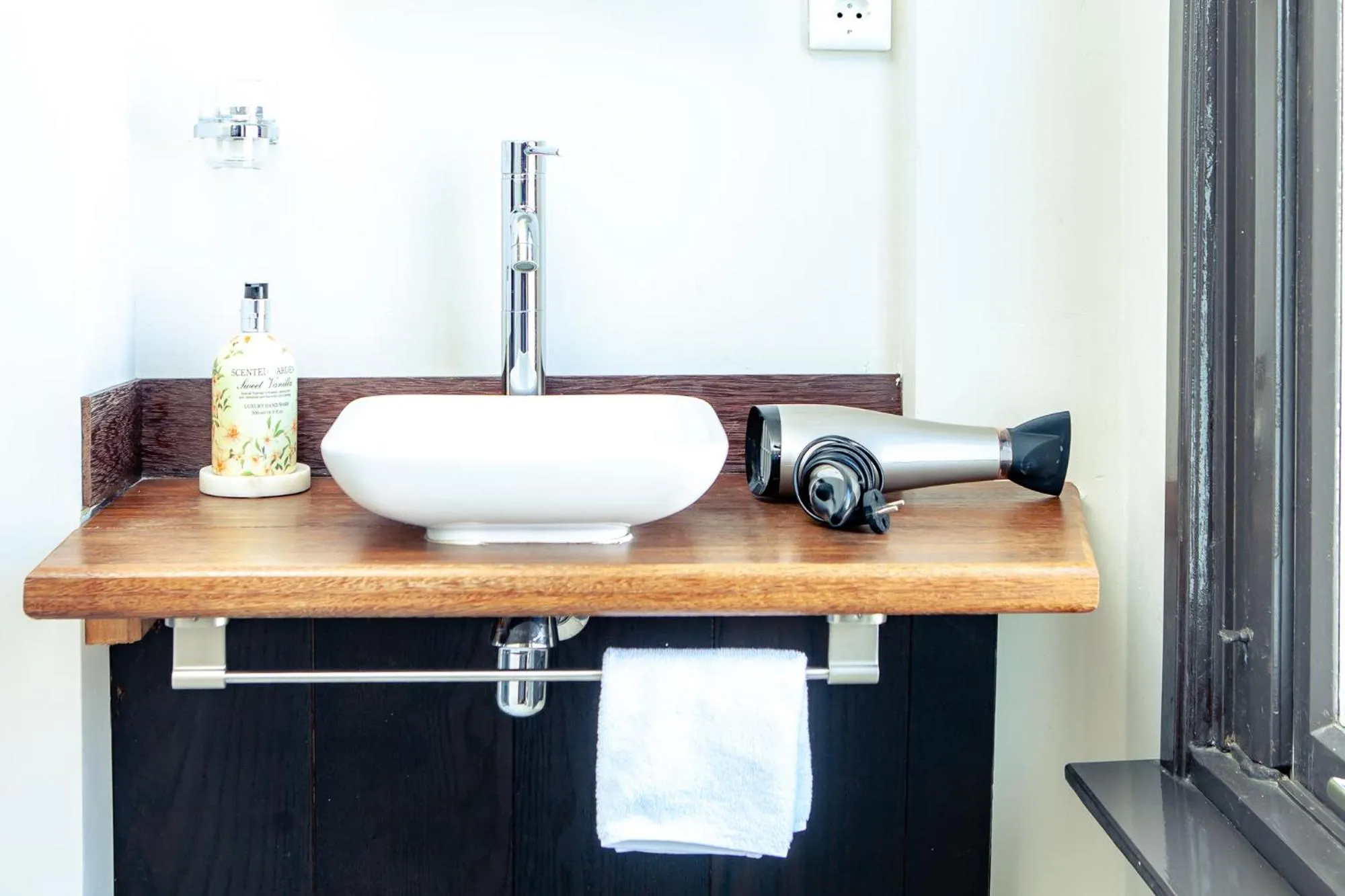 Bathroom in Zwanestein Canal House
