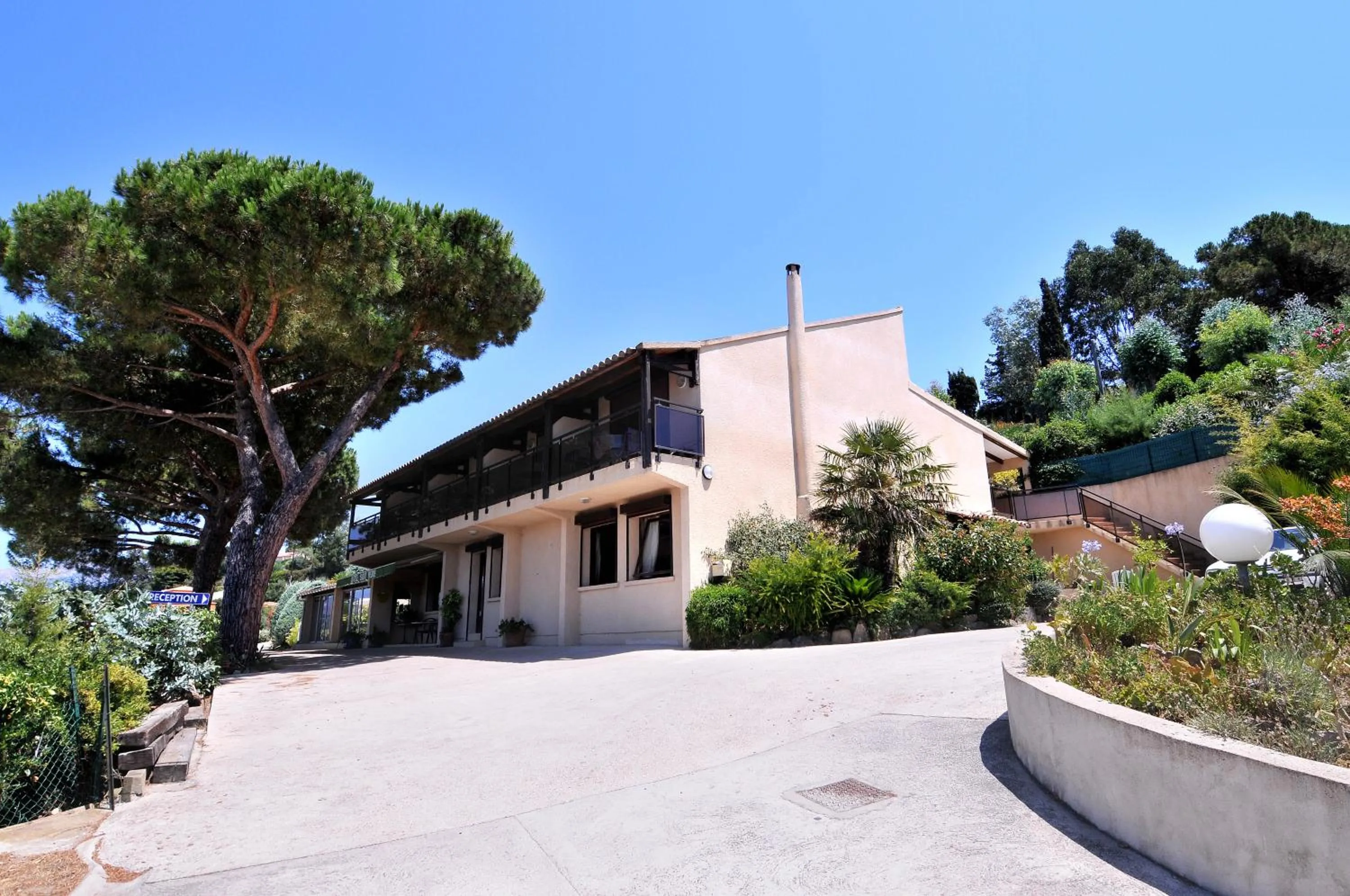 Property building in Domaine de Saint Pierre