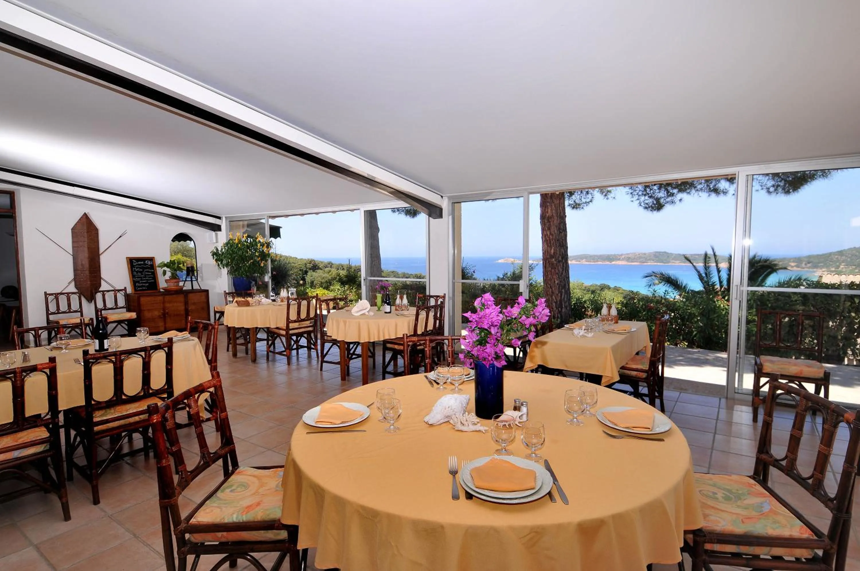 Restaurant/places to eat in Domaine de Saint Pierre