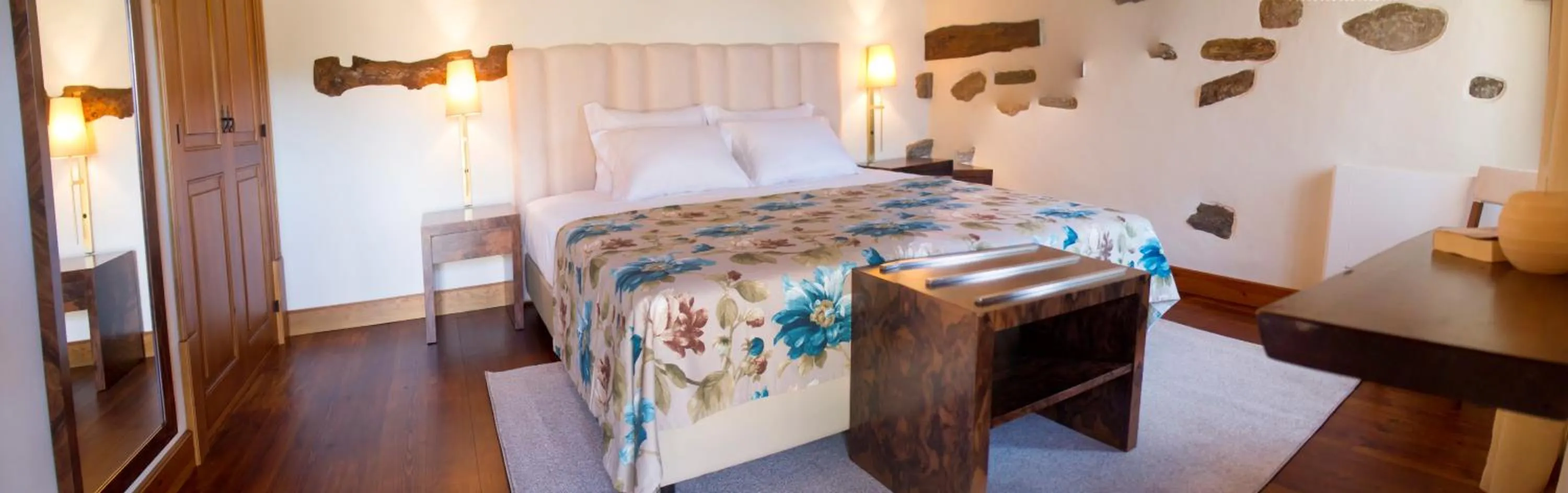Photo of the whole room, Bed in Refúgios do Pinhal