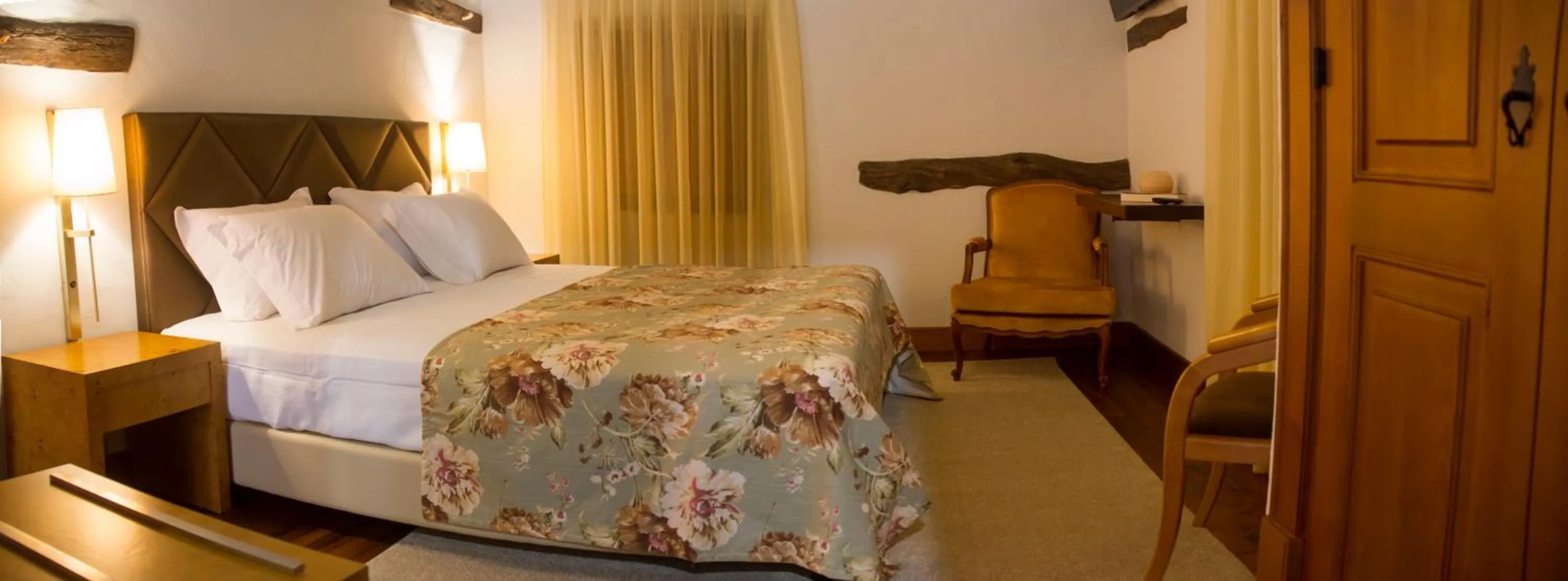 Photo of the whole room, Bed in Refúgios do Pinhal