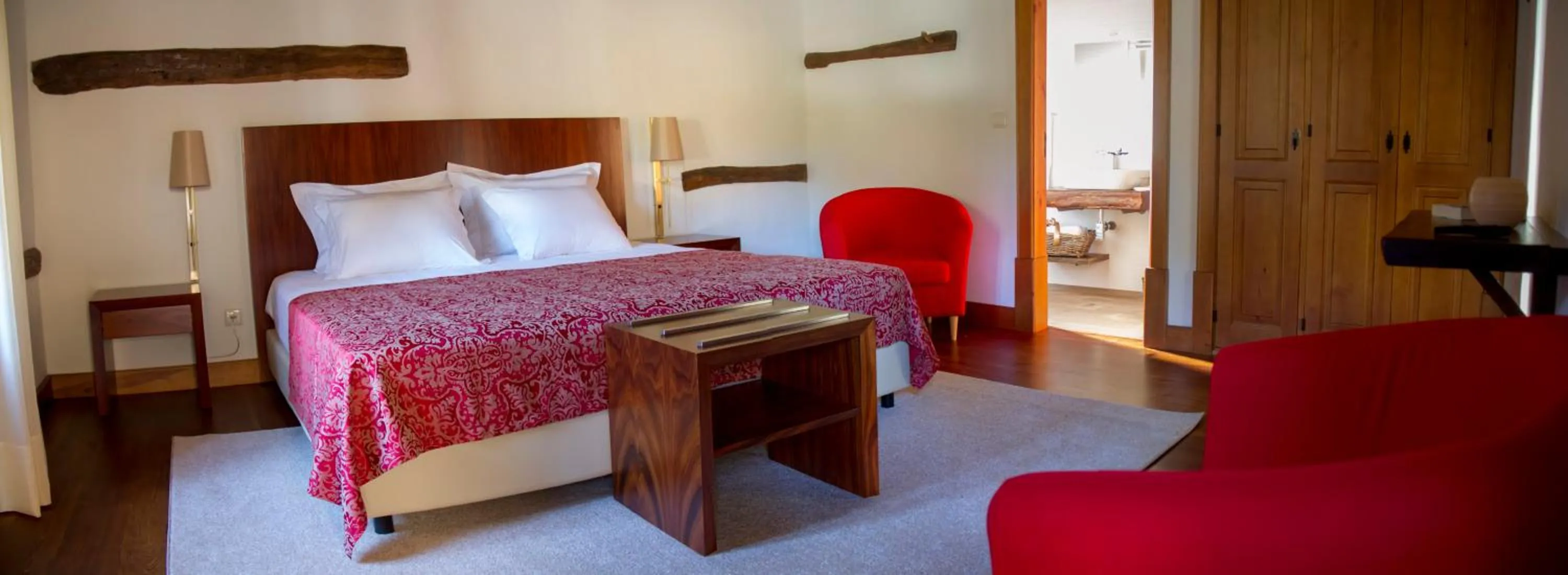 Photo of the whole room, Bed in Refúgios do Pinhal