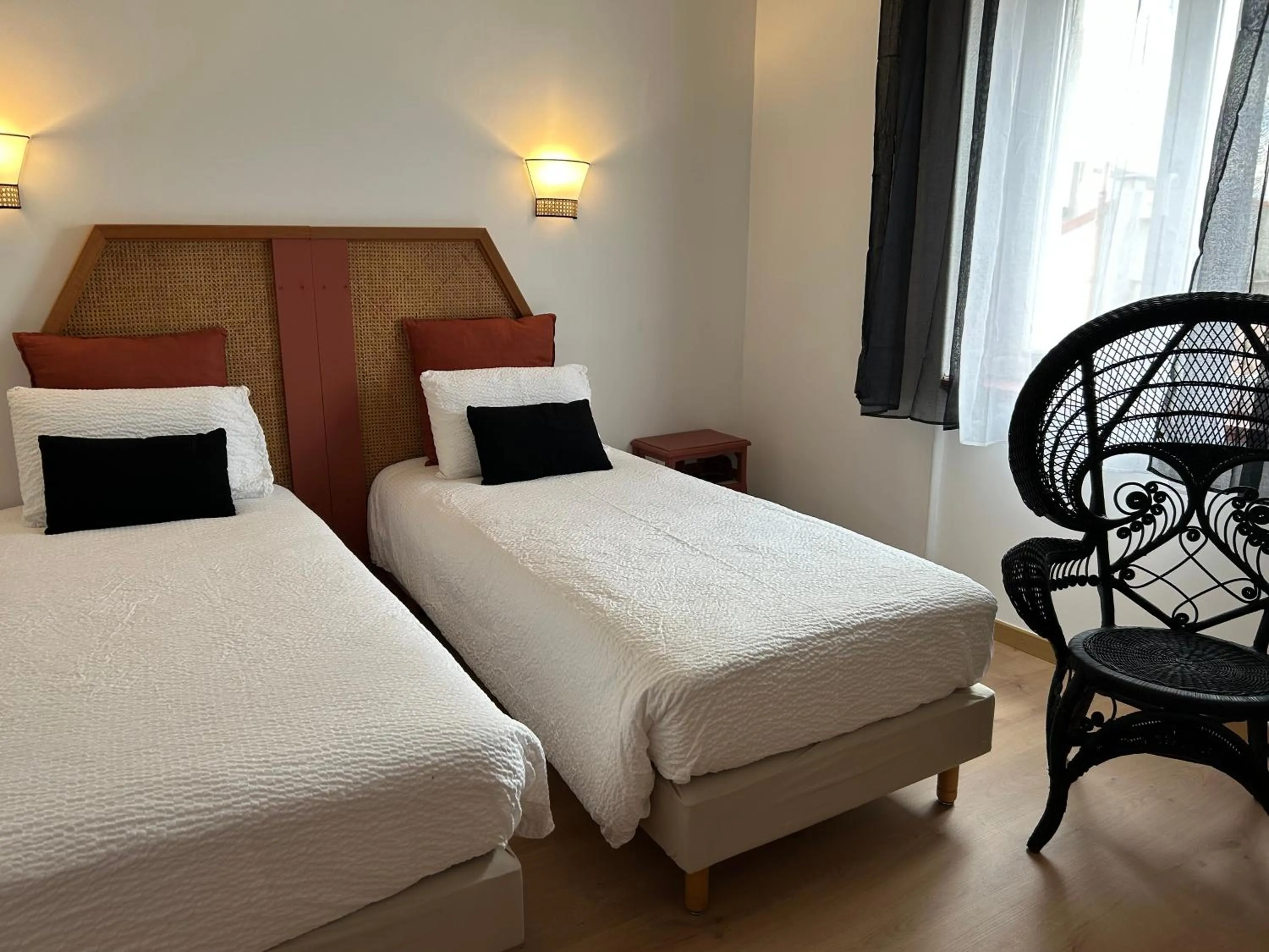 Bedroom, Bed in Hotel de France