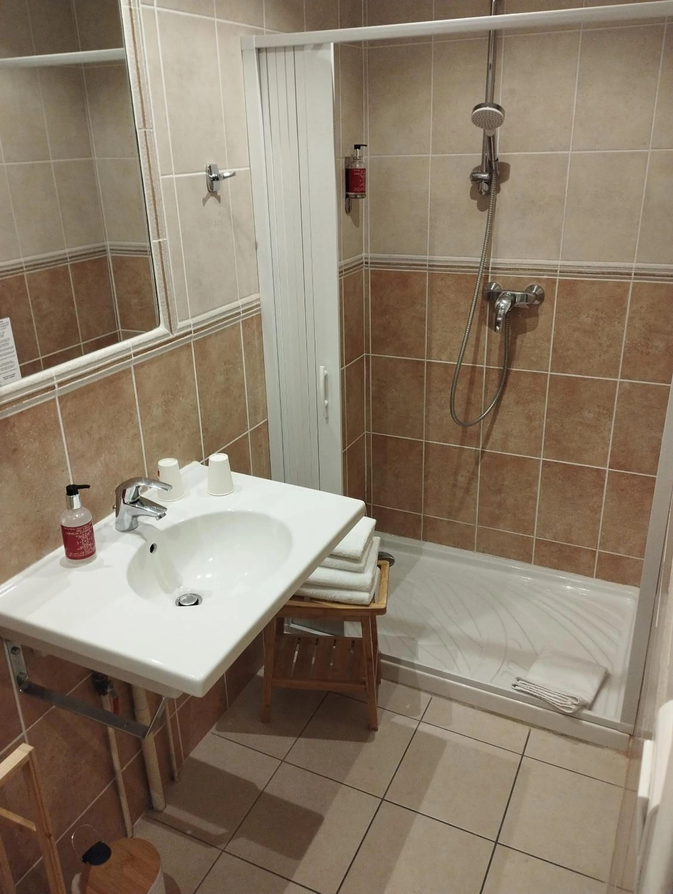 Bathroom in Hotel de France