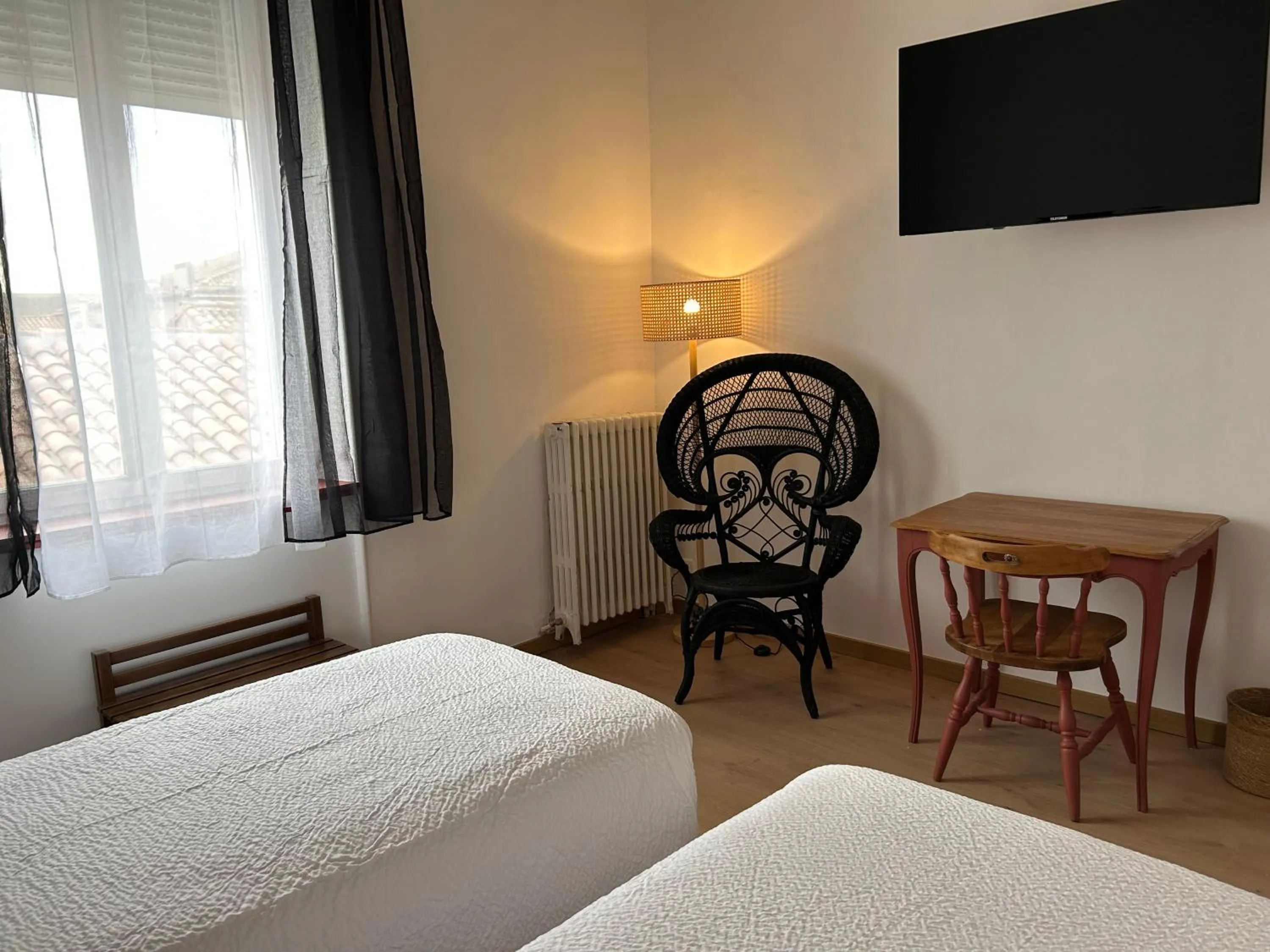 Bedroom, Bed in Hotel de France