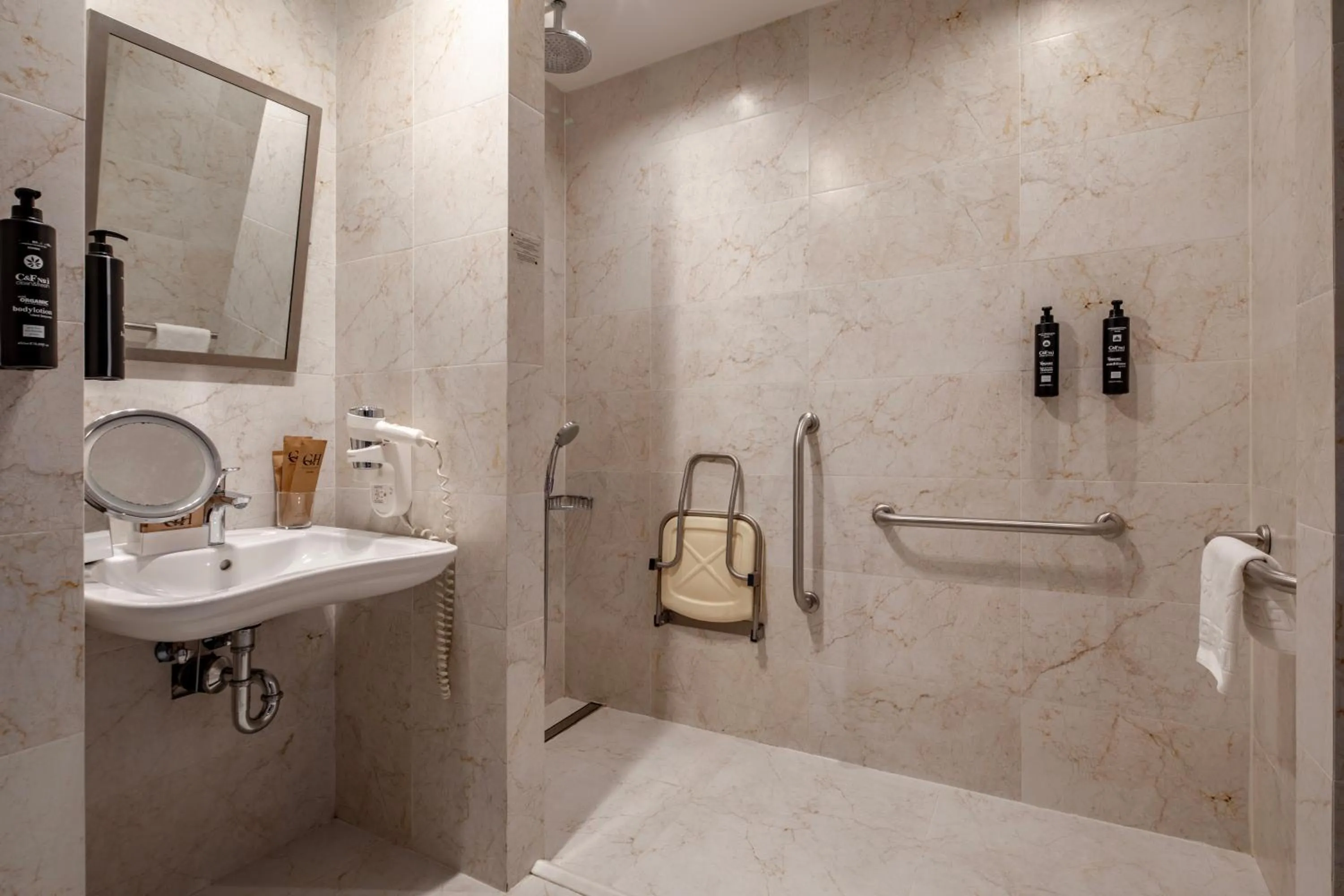 Shower in Grand Harilton Otel