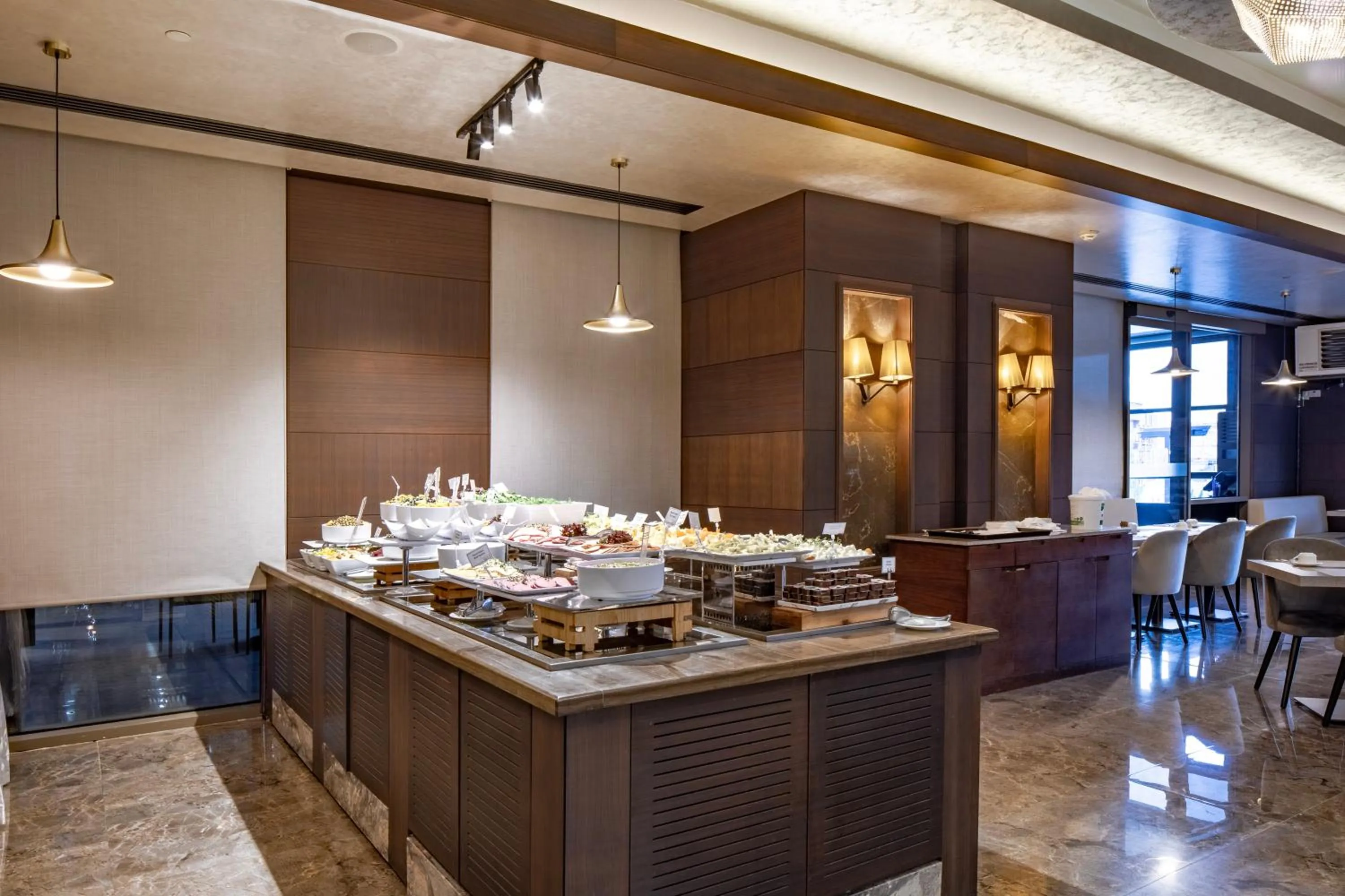 Restaurant/places to eat in Grand Harilton Otel