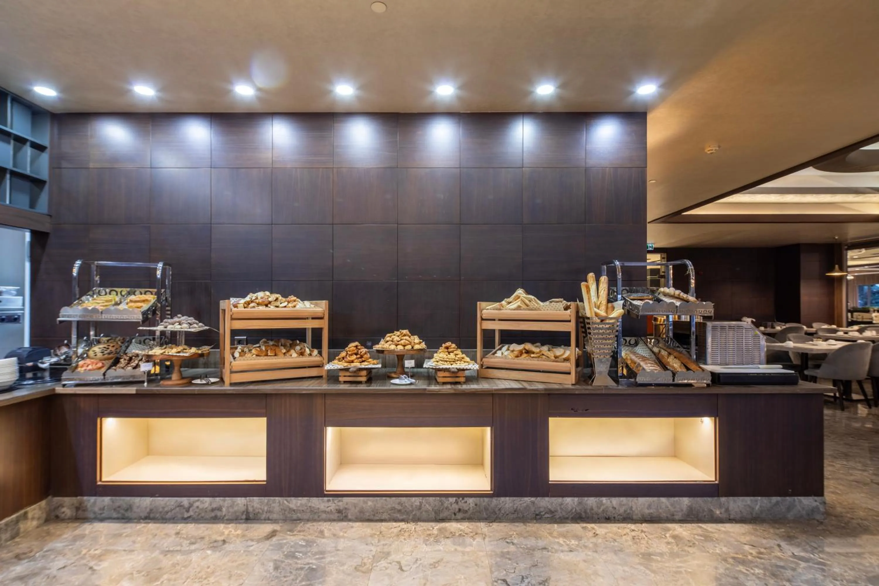 Restaurant/places to eat in Grand Harilton Otel