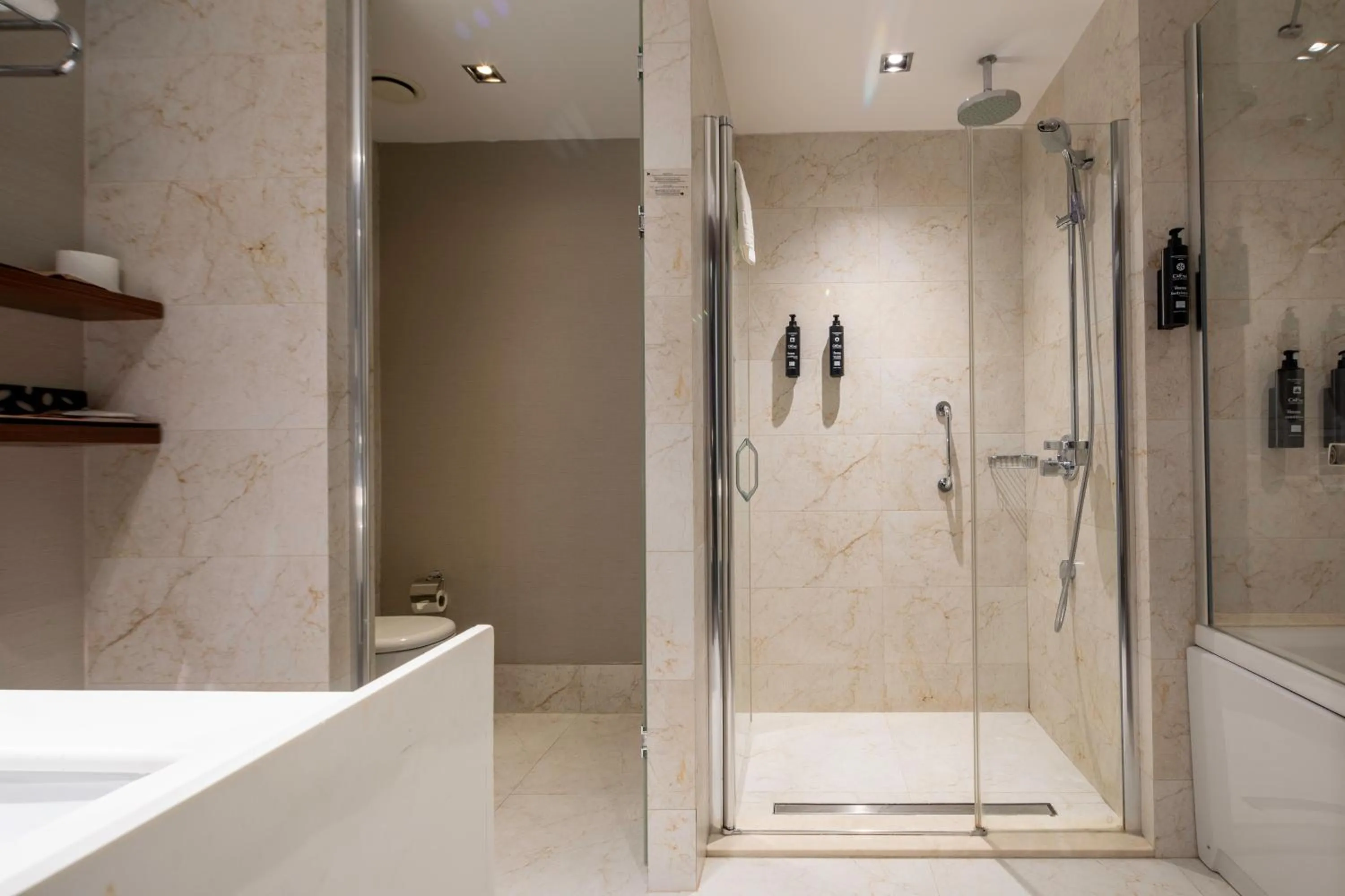 Shower in Grand Harilton Otel