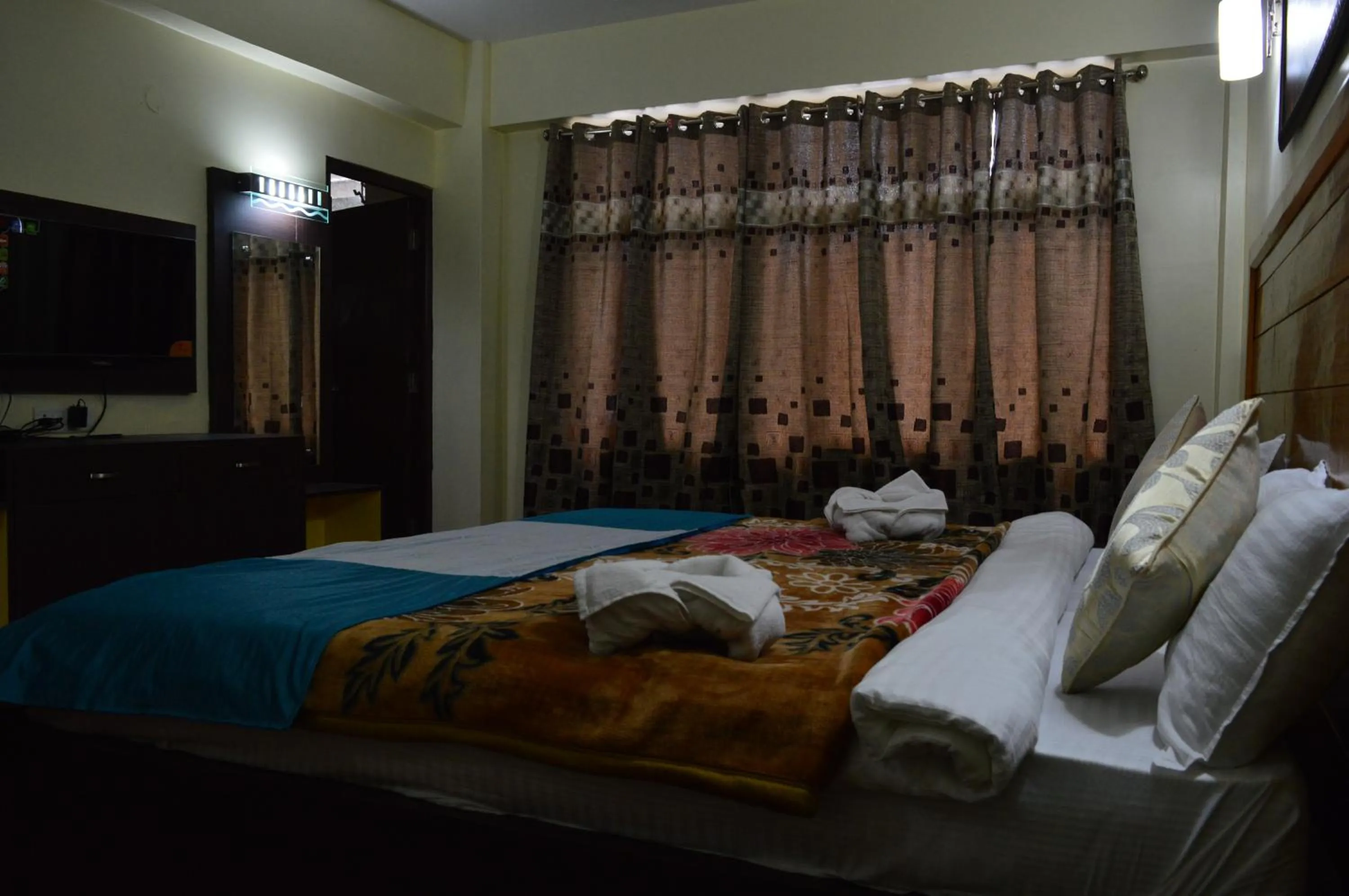 Bed in Hotel Golden Sunrise & Spa
