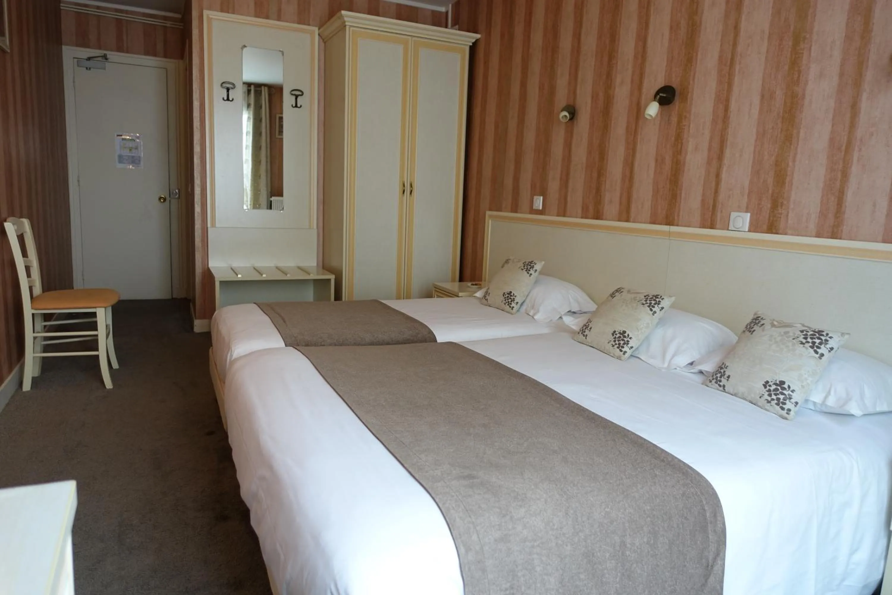 Bed in Logis Hôtel Emeraude