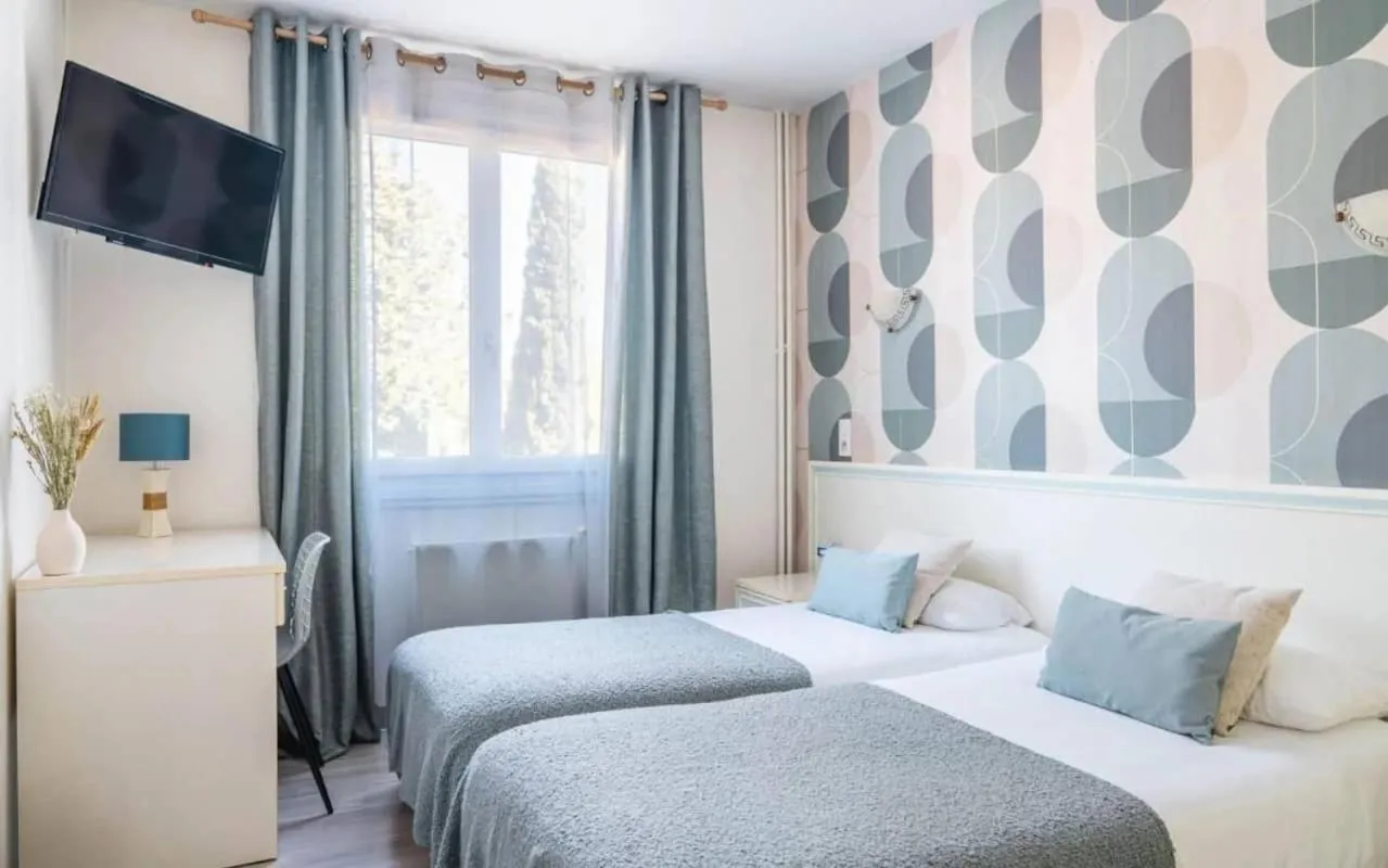 Bed in Logis Hôtel Emeraude