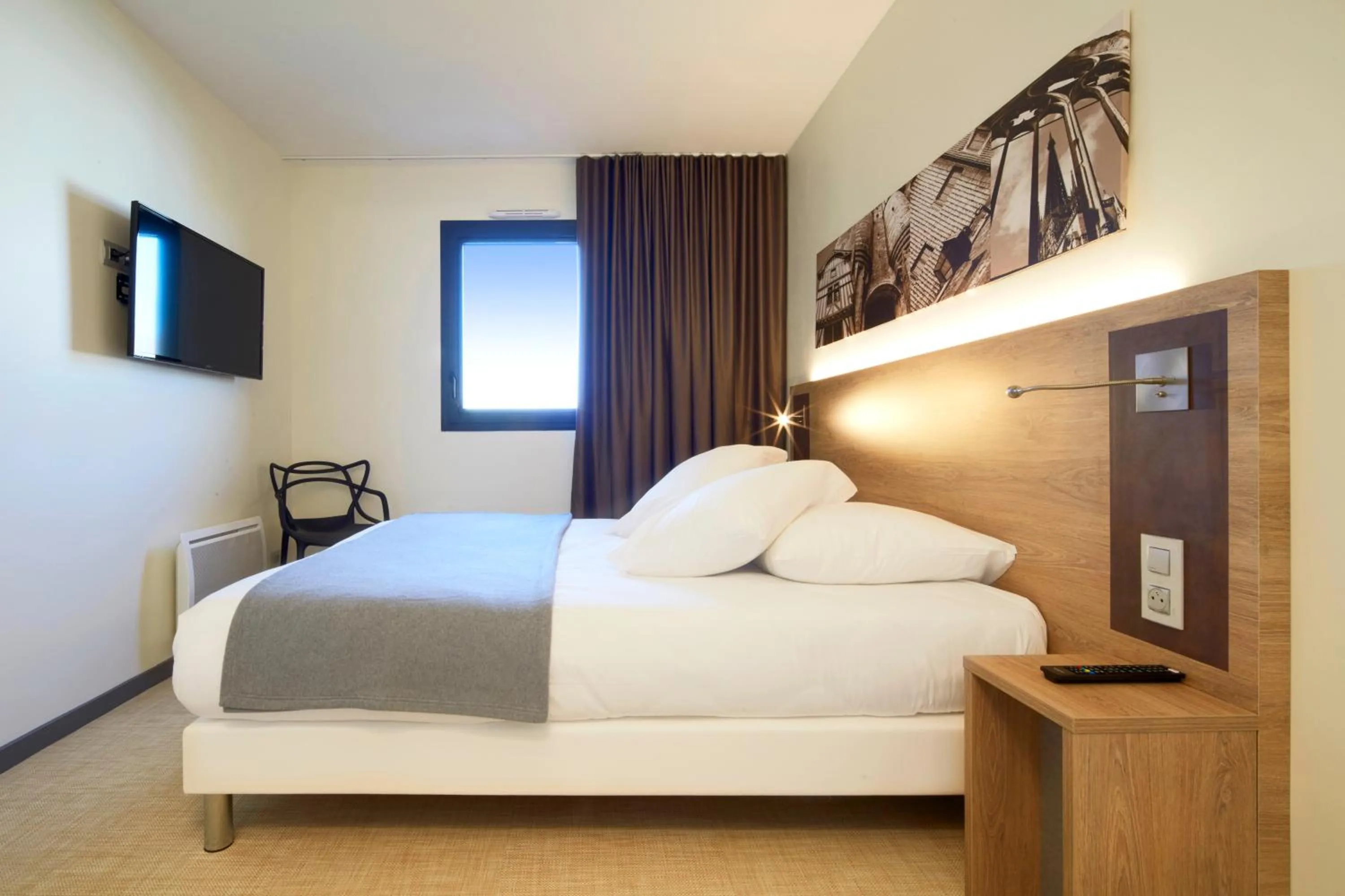 Bed in Kyriad Prestige Residence & Spa Cabourg-Dives-sur-Mer