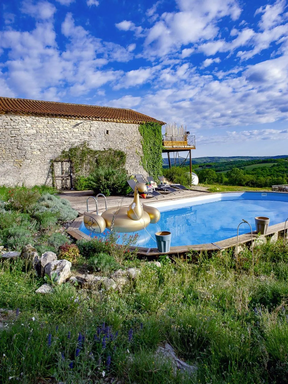 Swimming pool in noct enbulle