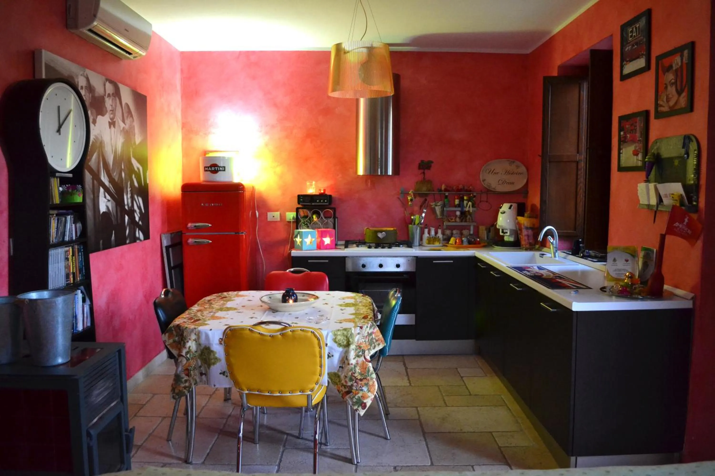 Communal kitchen in B&B Tatanga Mani