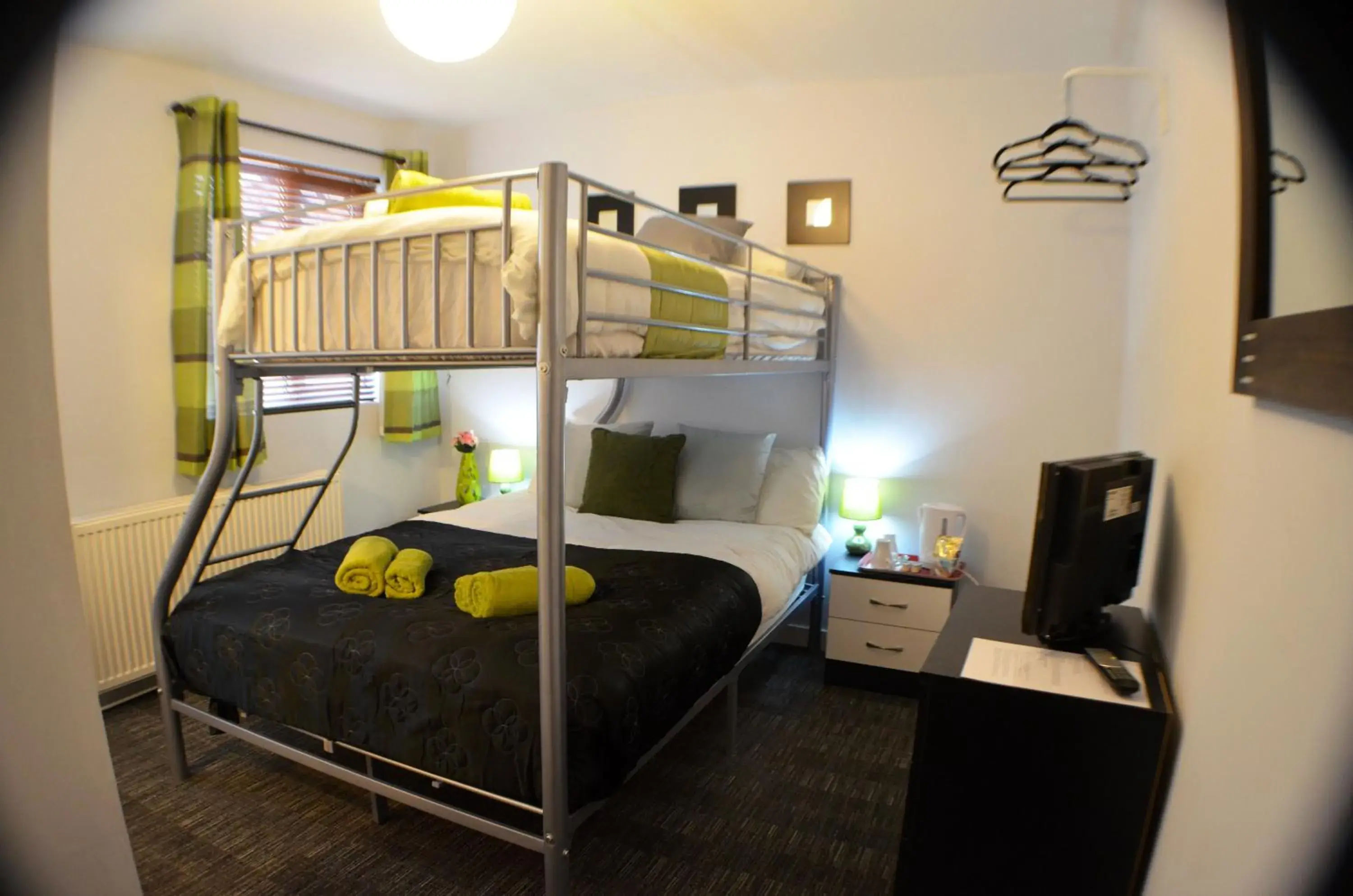 Triple Room with Private Bathroom in Birchfields Guest House Triple Room with Private Bathroom in Birchfields Guest House