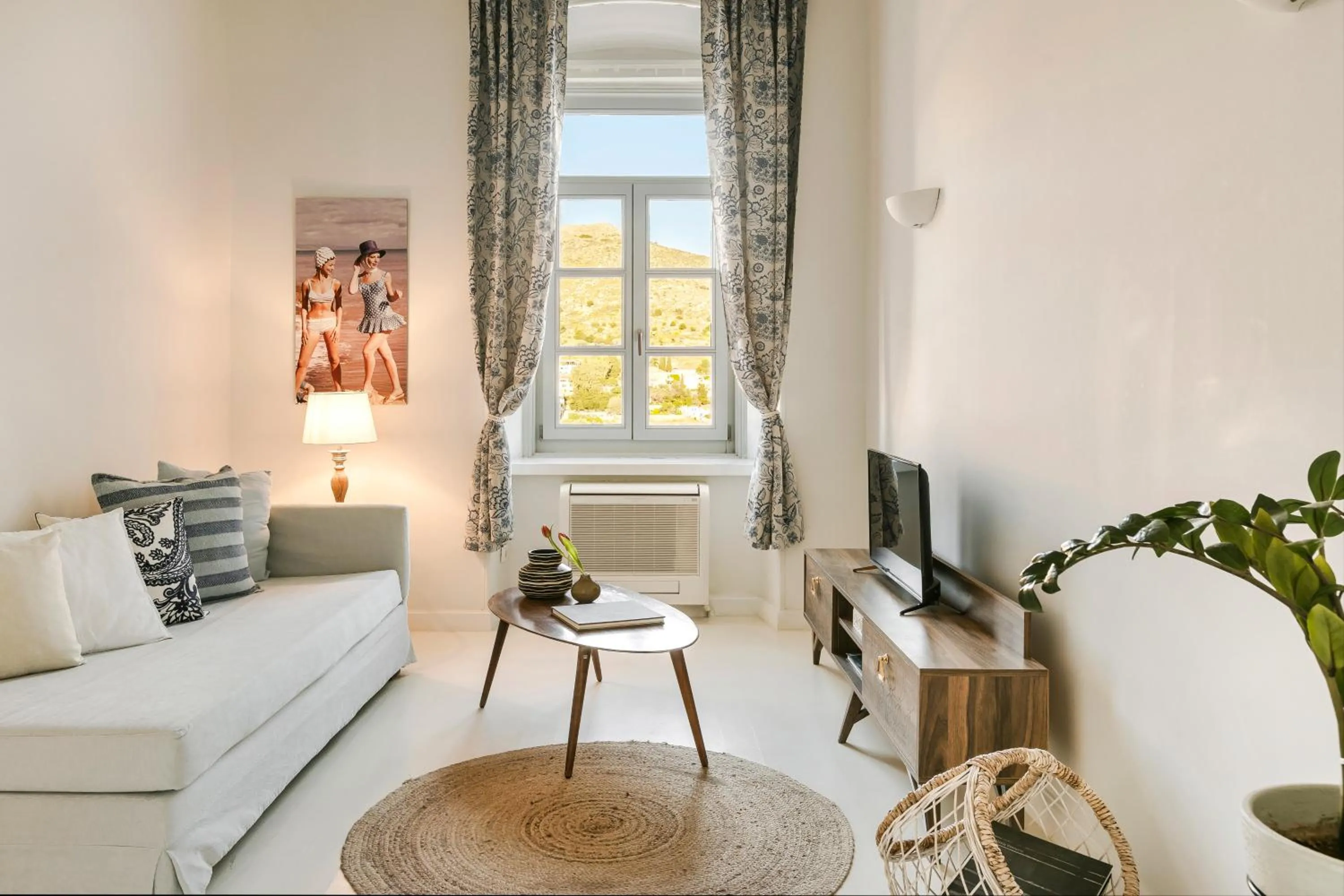 Living room, Bed in Hydra Hotel