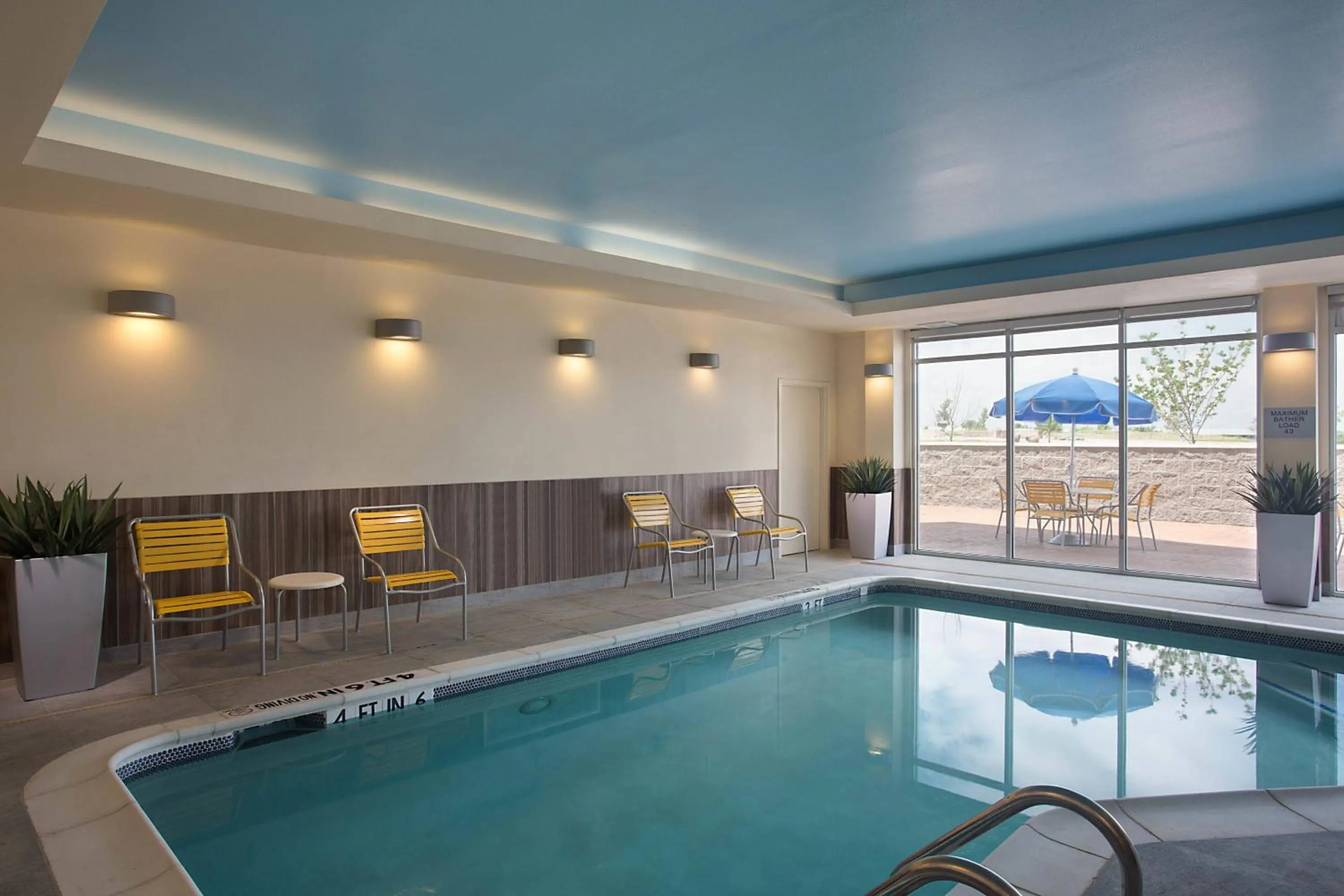 Swimming pool in Fairfield Inn & Suites by Marriott Dallas West/I-30