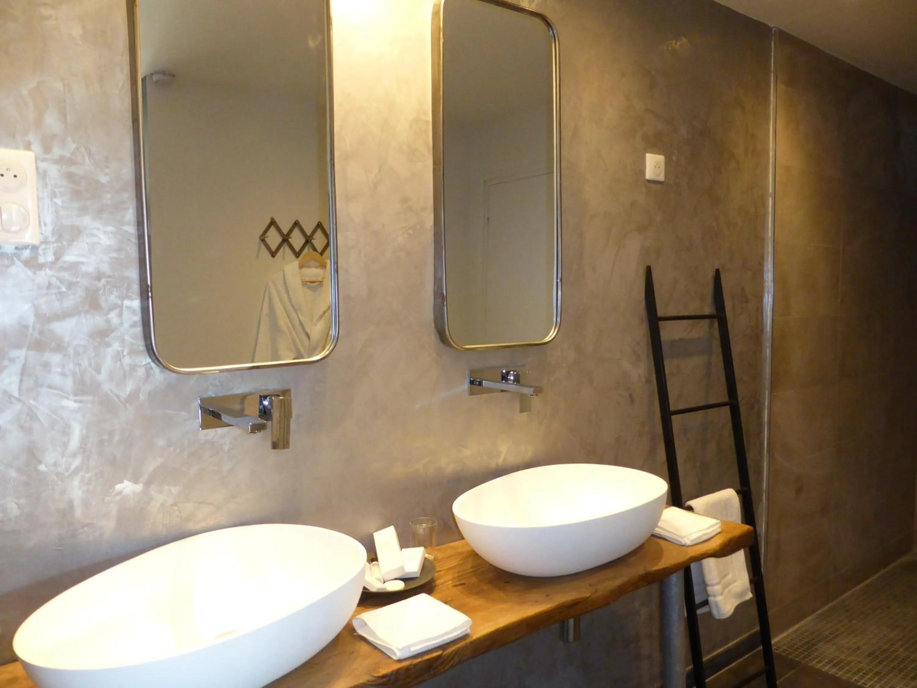 Shower in Chambres D´Hôtes Herbes Folles