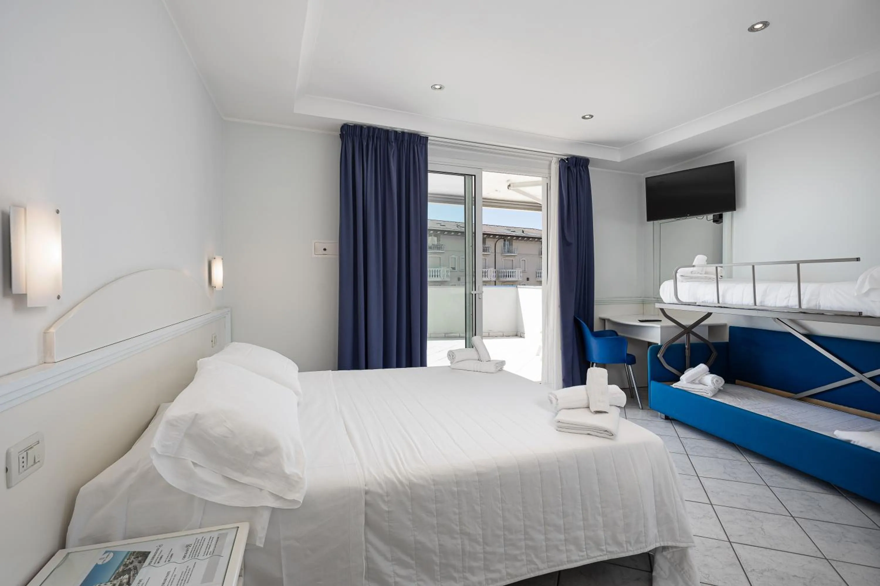 Balcony/Terrace, Bed in Hotel Oriente