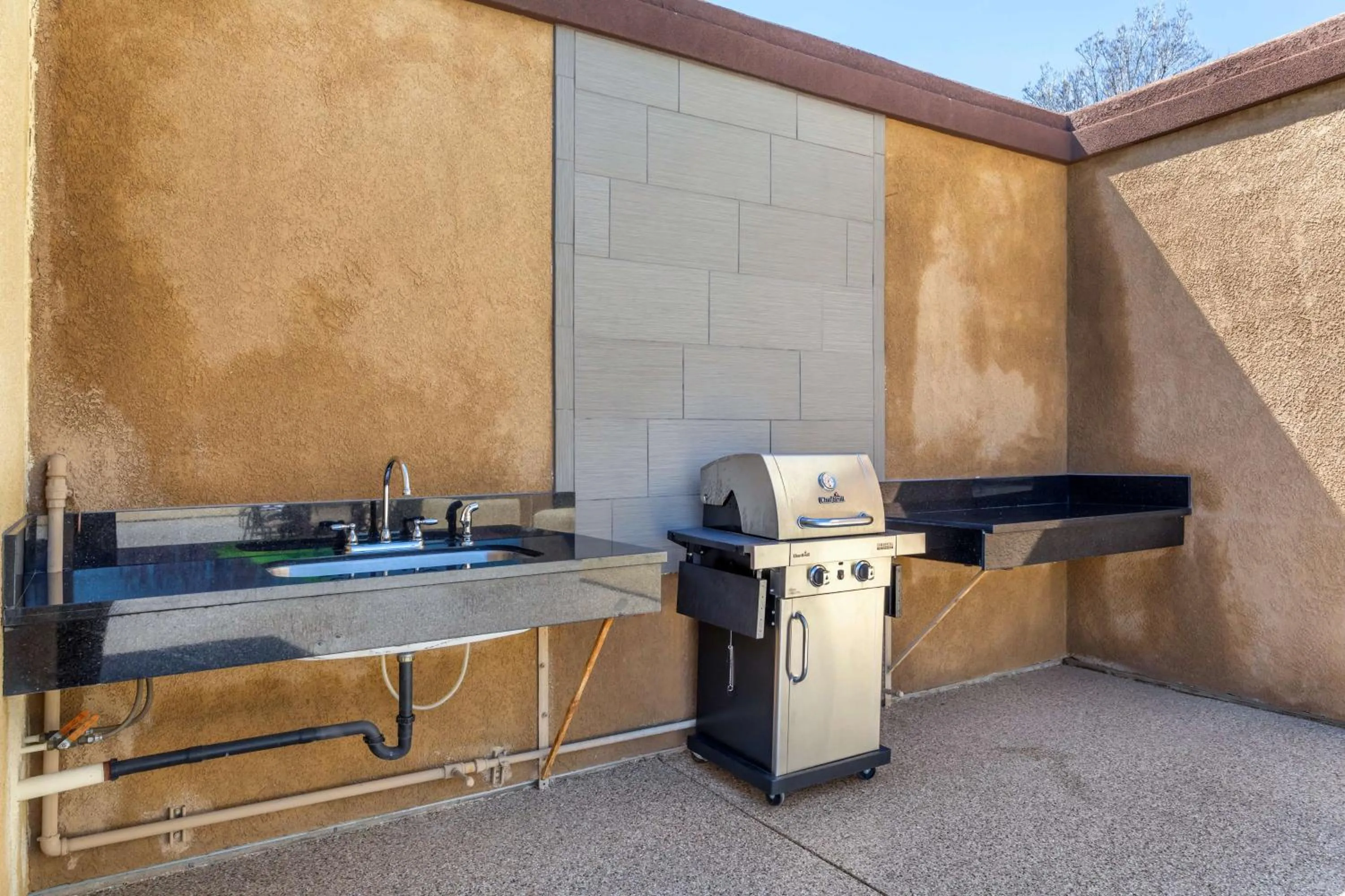 Property building in Best Western Plus Taft Inn