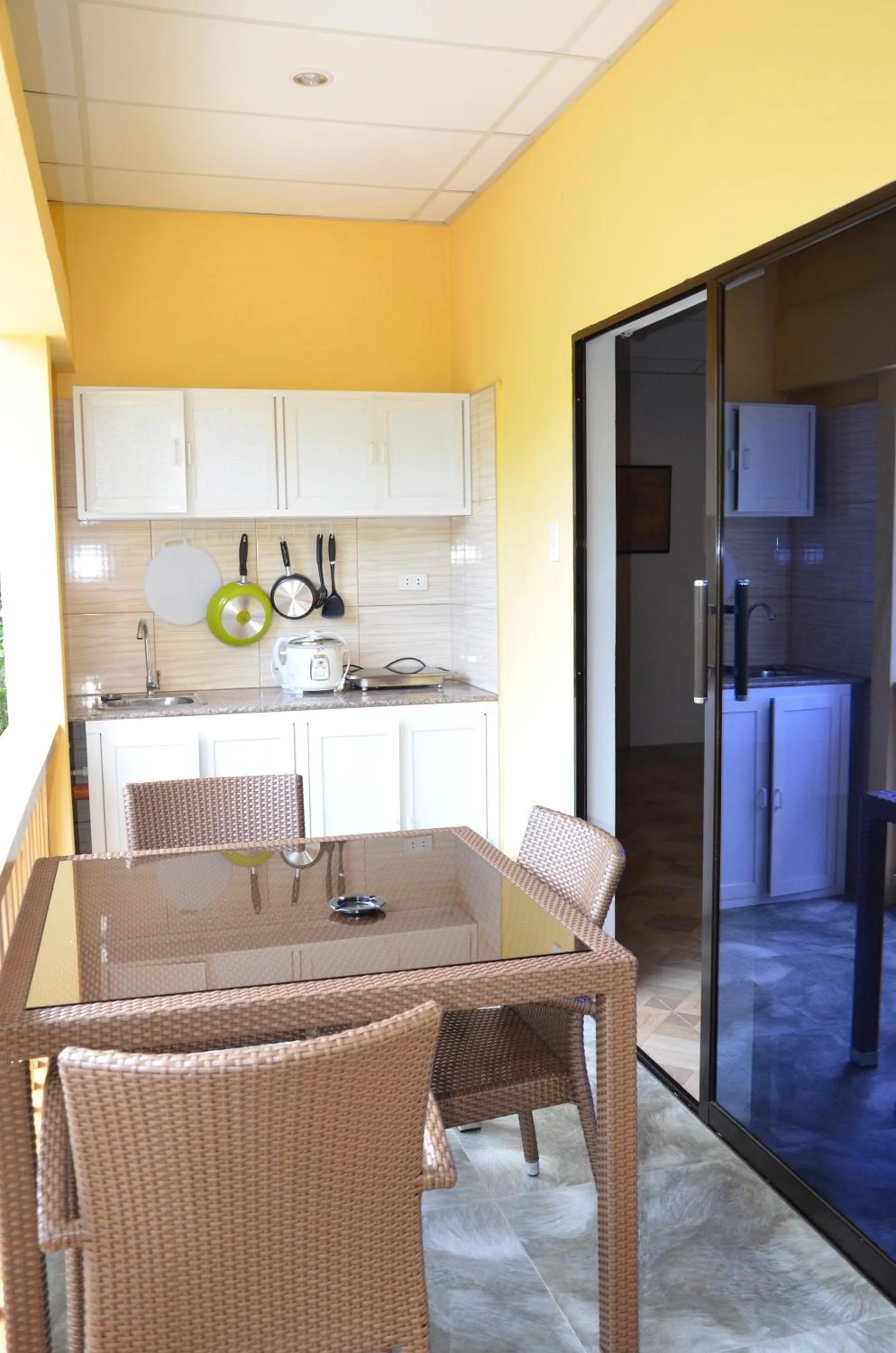 Kitchen or kitchenette in Captain's Lodge and Bar