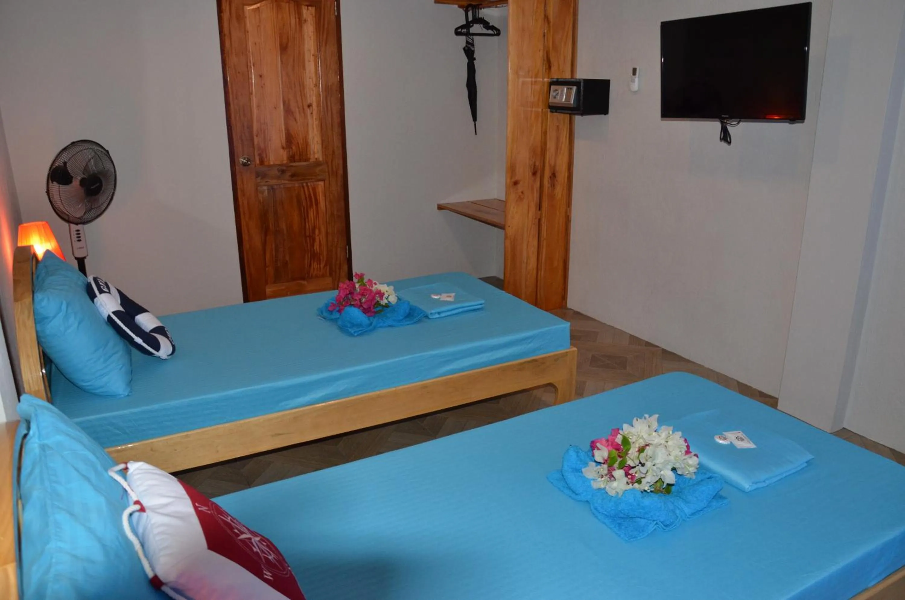 Bed in Captain's Lodge and Bar