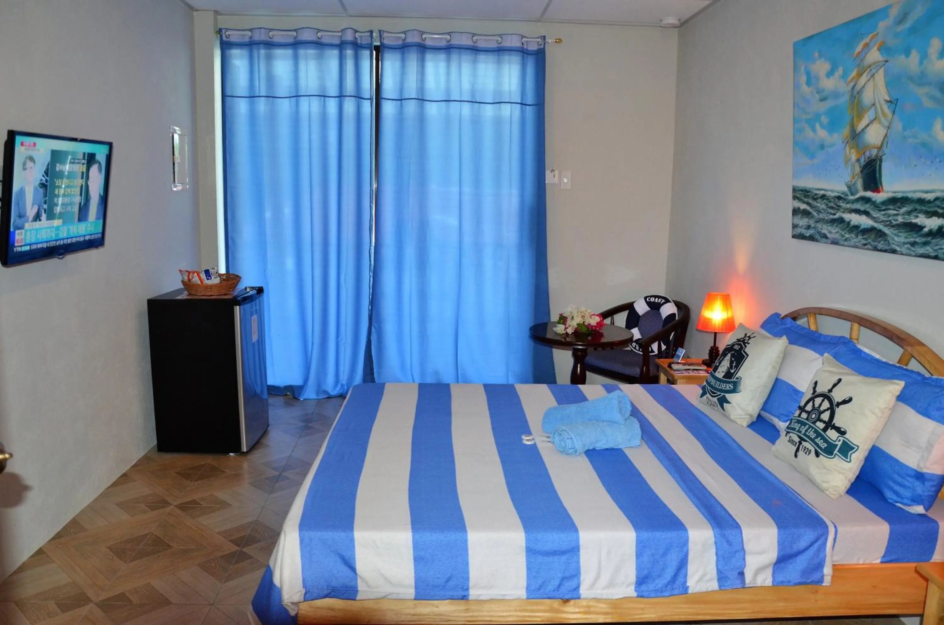 Bed in Captain's Lodge and Bar