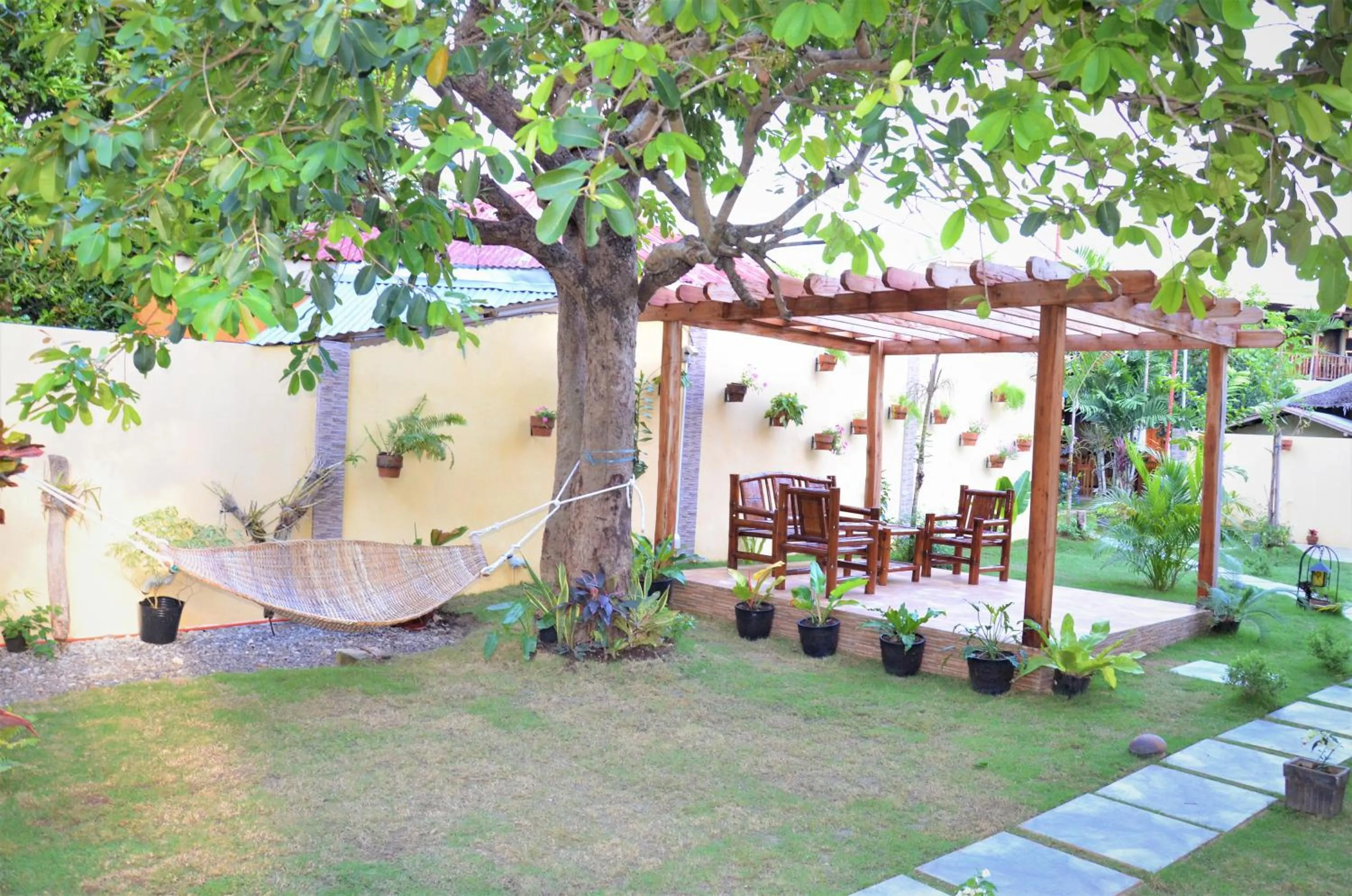 Garden in Captain's Lodge and Bar