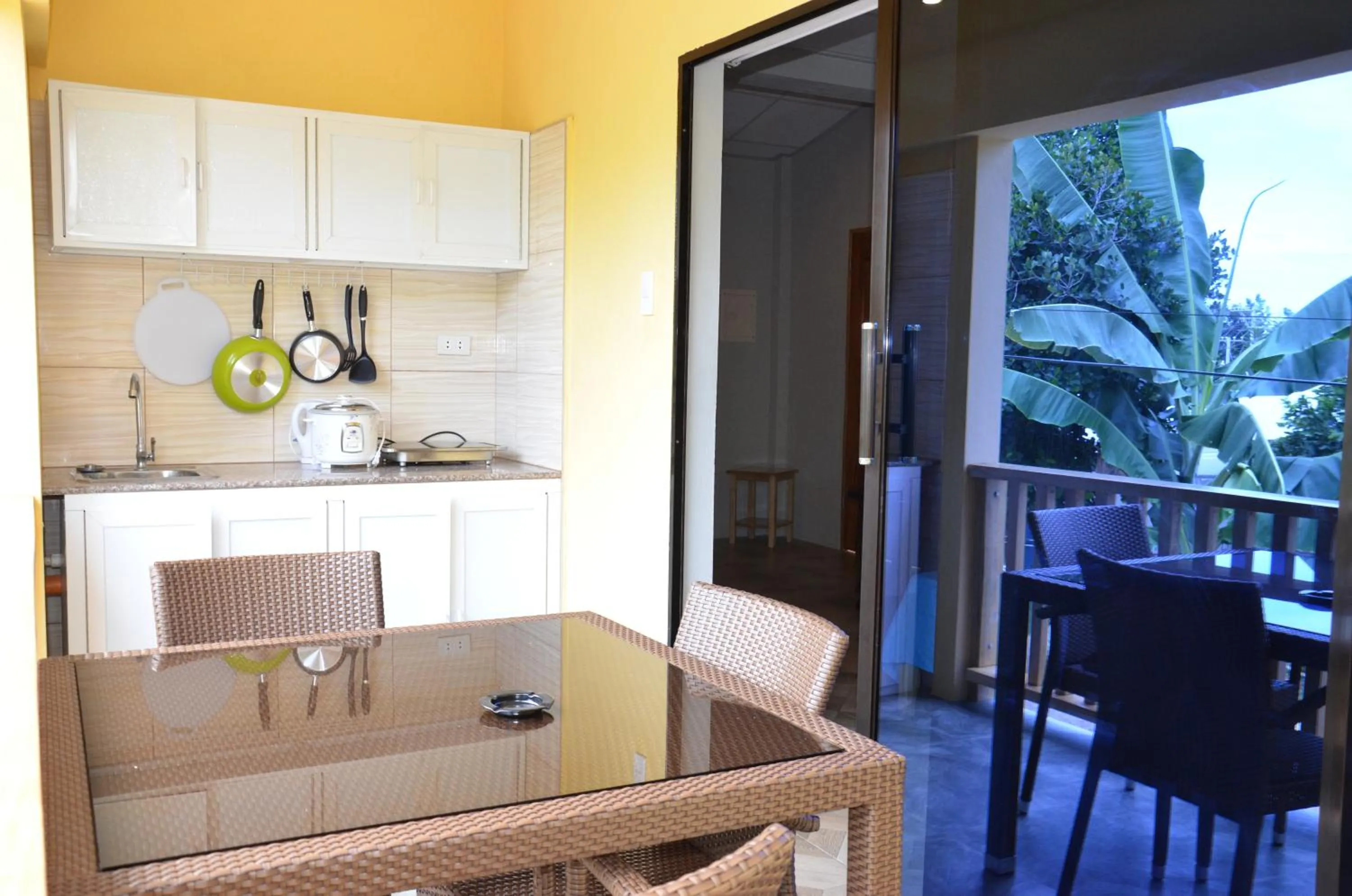 Kitchen or kitchenette in Captain's Lodge and Bar