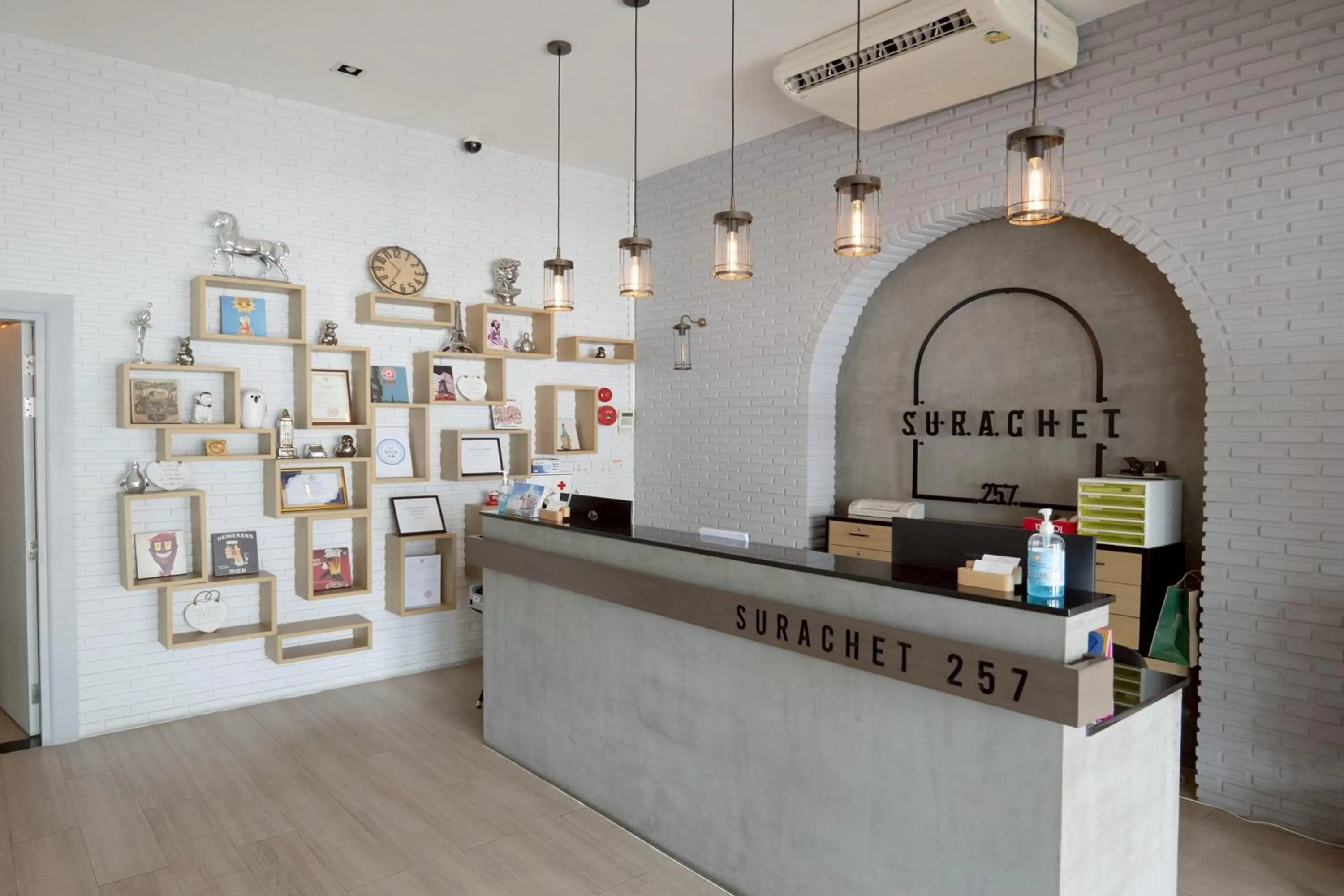 Lobby or reception in Surachet at 257 Boutique House