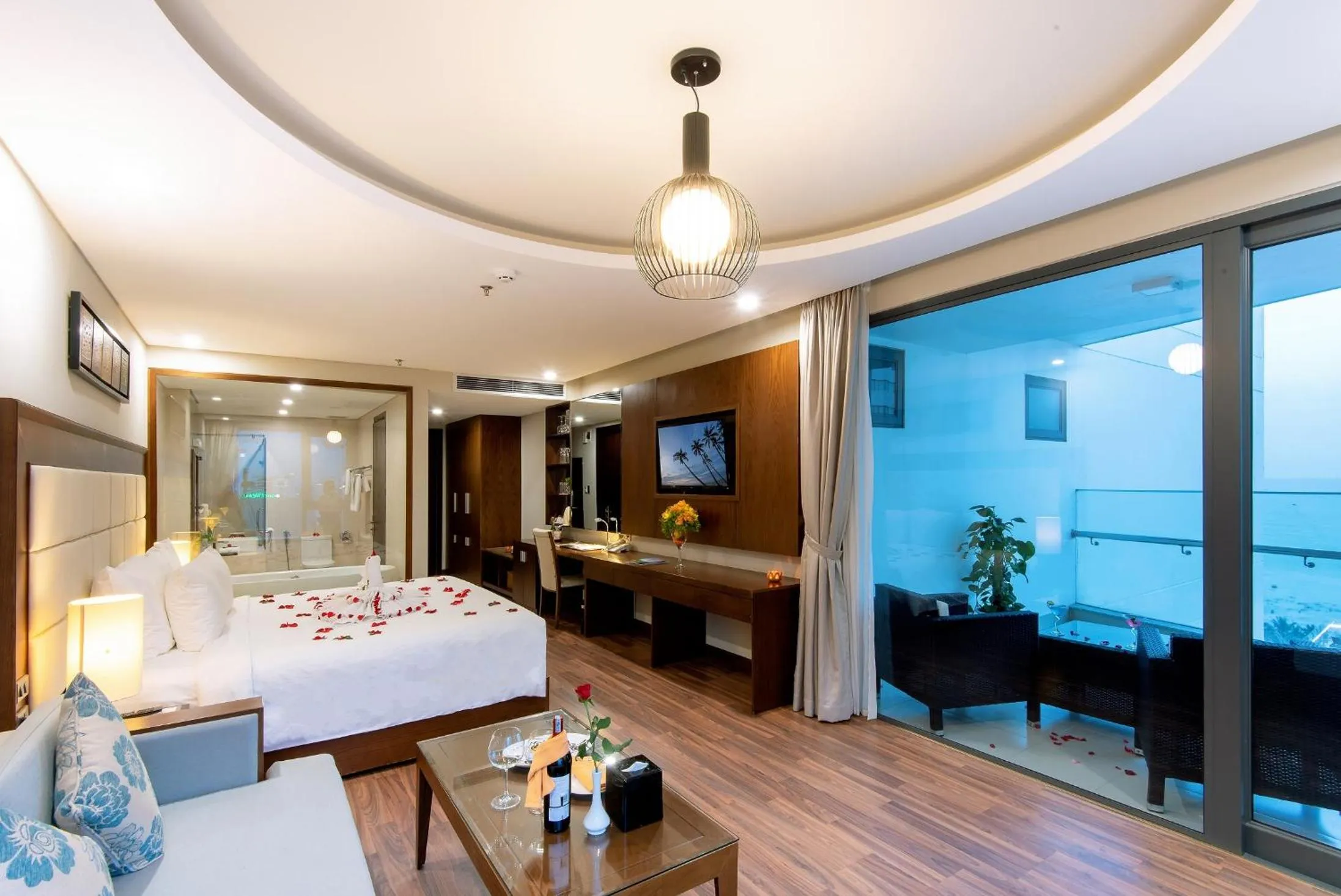 Balcony/Terrace, Bed in Grand Sea Hotel Danang