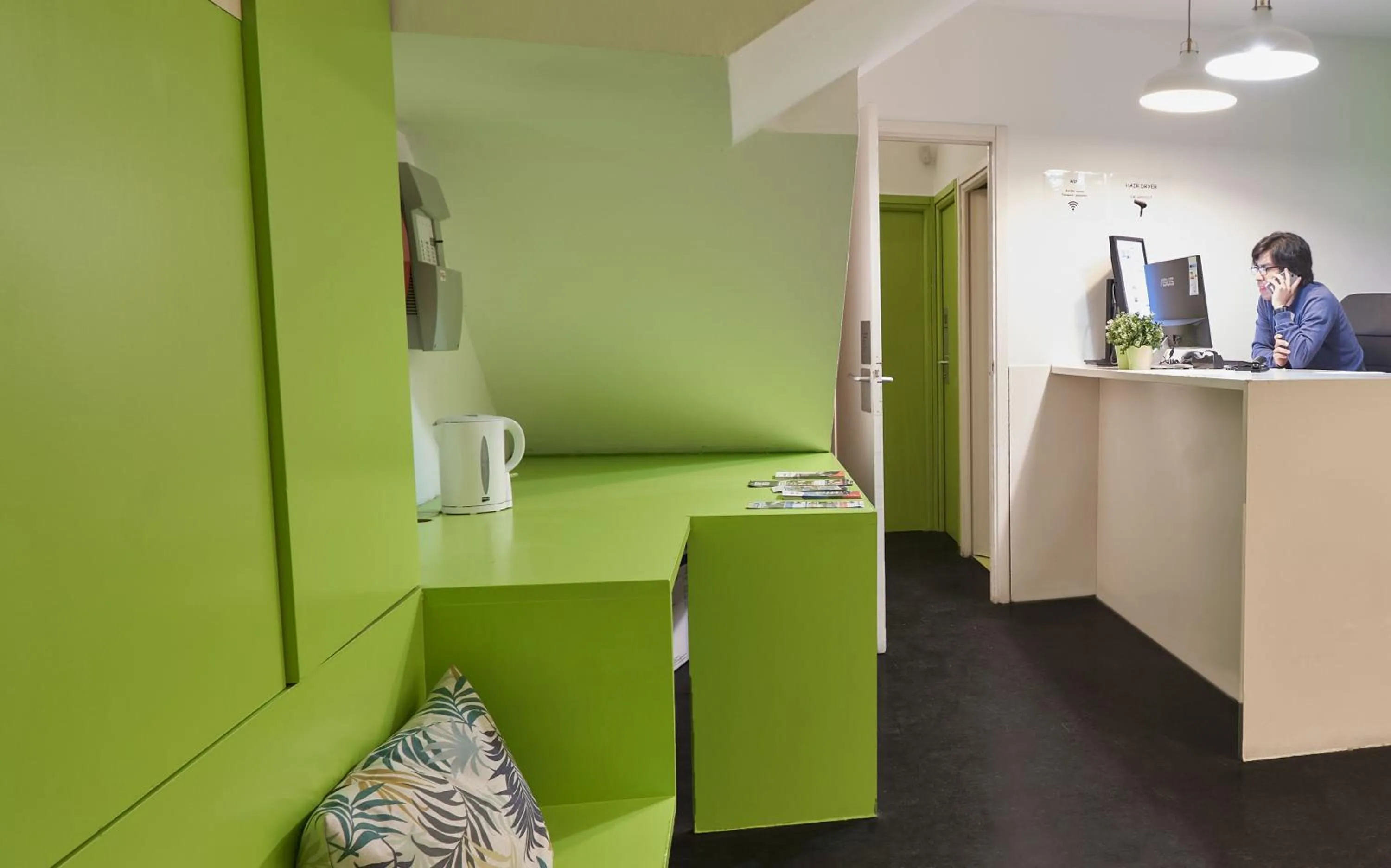 Lobby or reception in Central and Basic Universitat for YOUNG HOSTEL