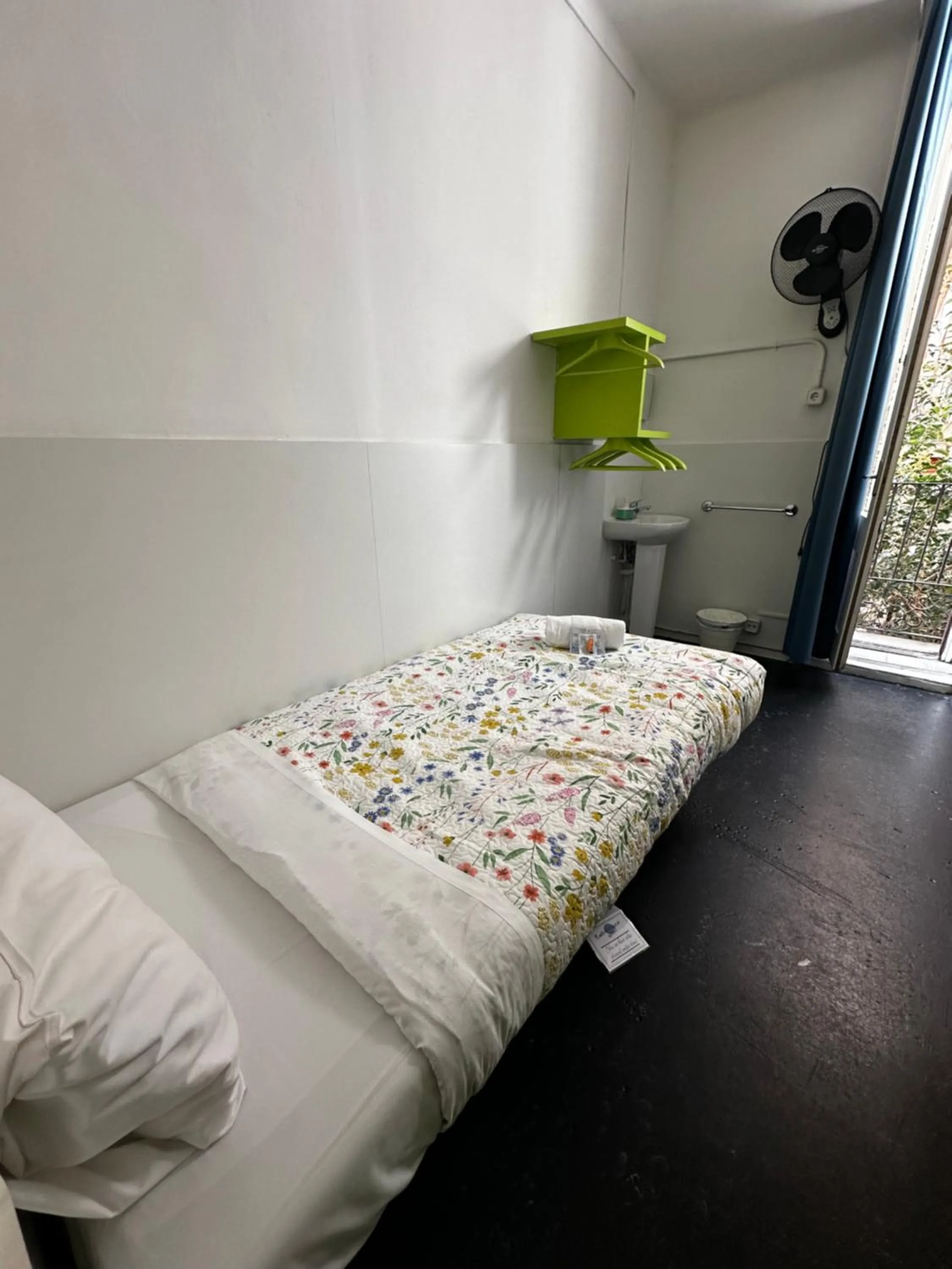 Bed in Central and Basic Universitat for YOUNG HOSTEL