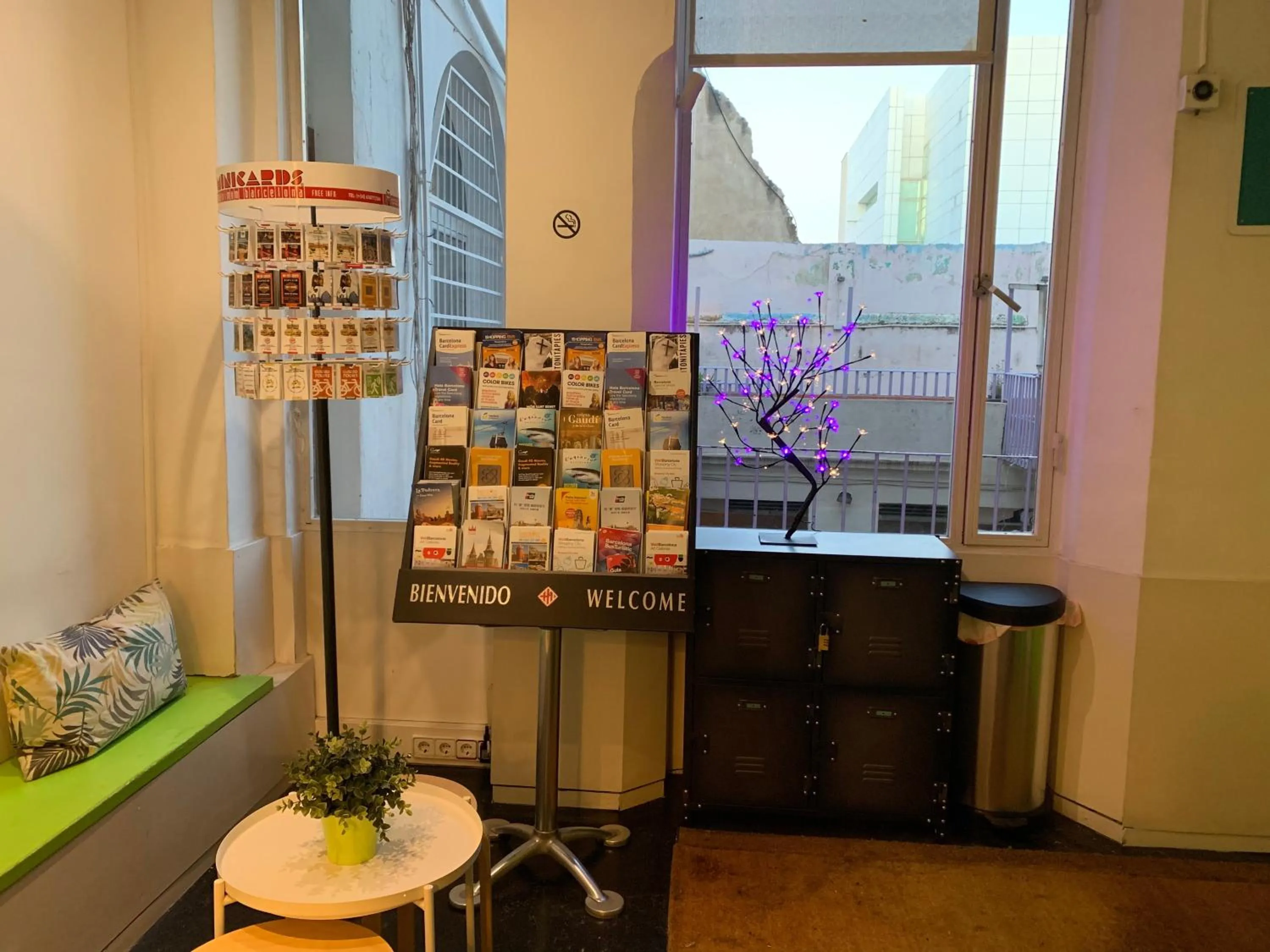 Seating area in Central and Basic Universitat for YOUNG HOSTEL