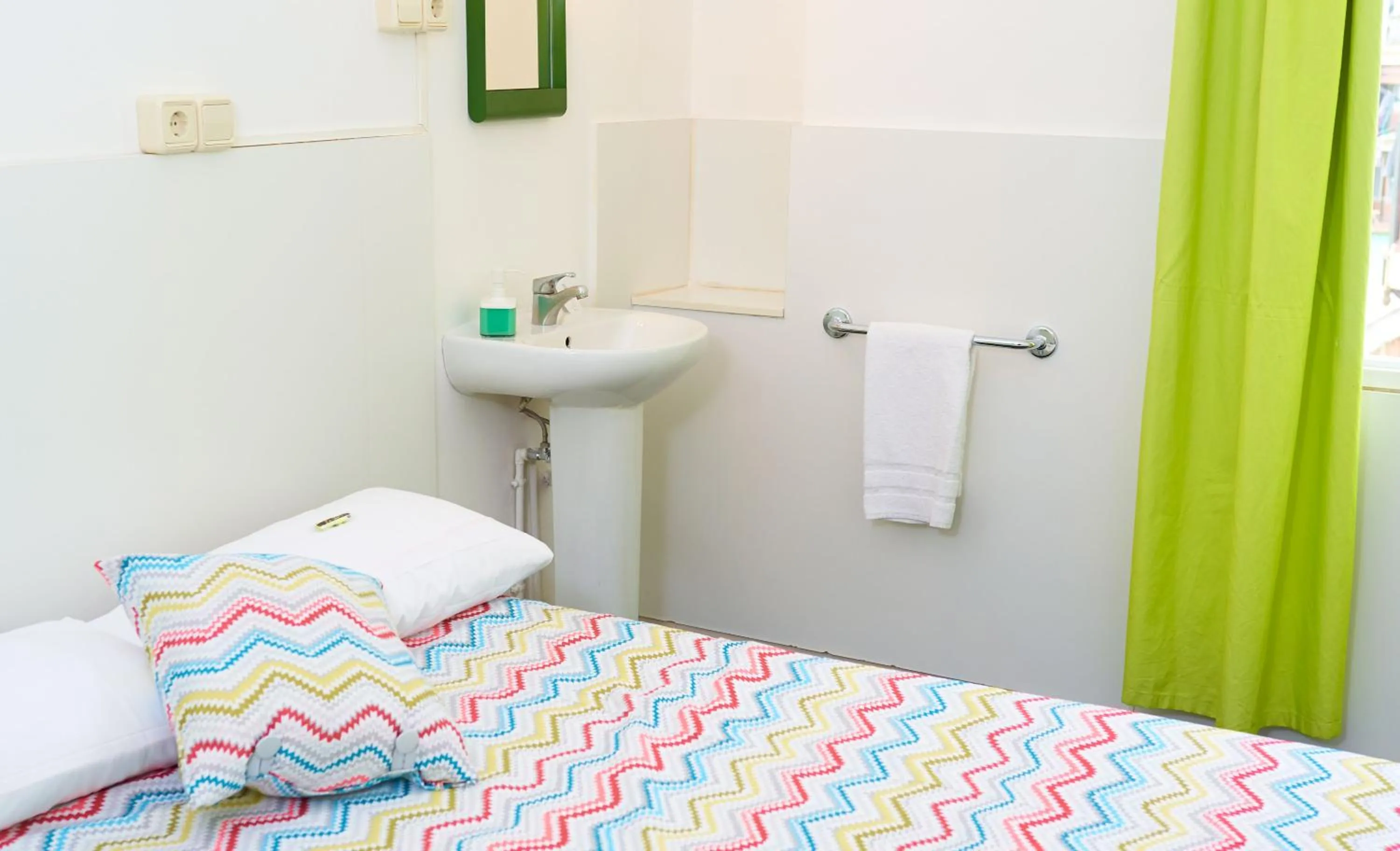 Bed in Central and Basic Universitat for YOUNG HOSTEL