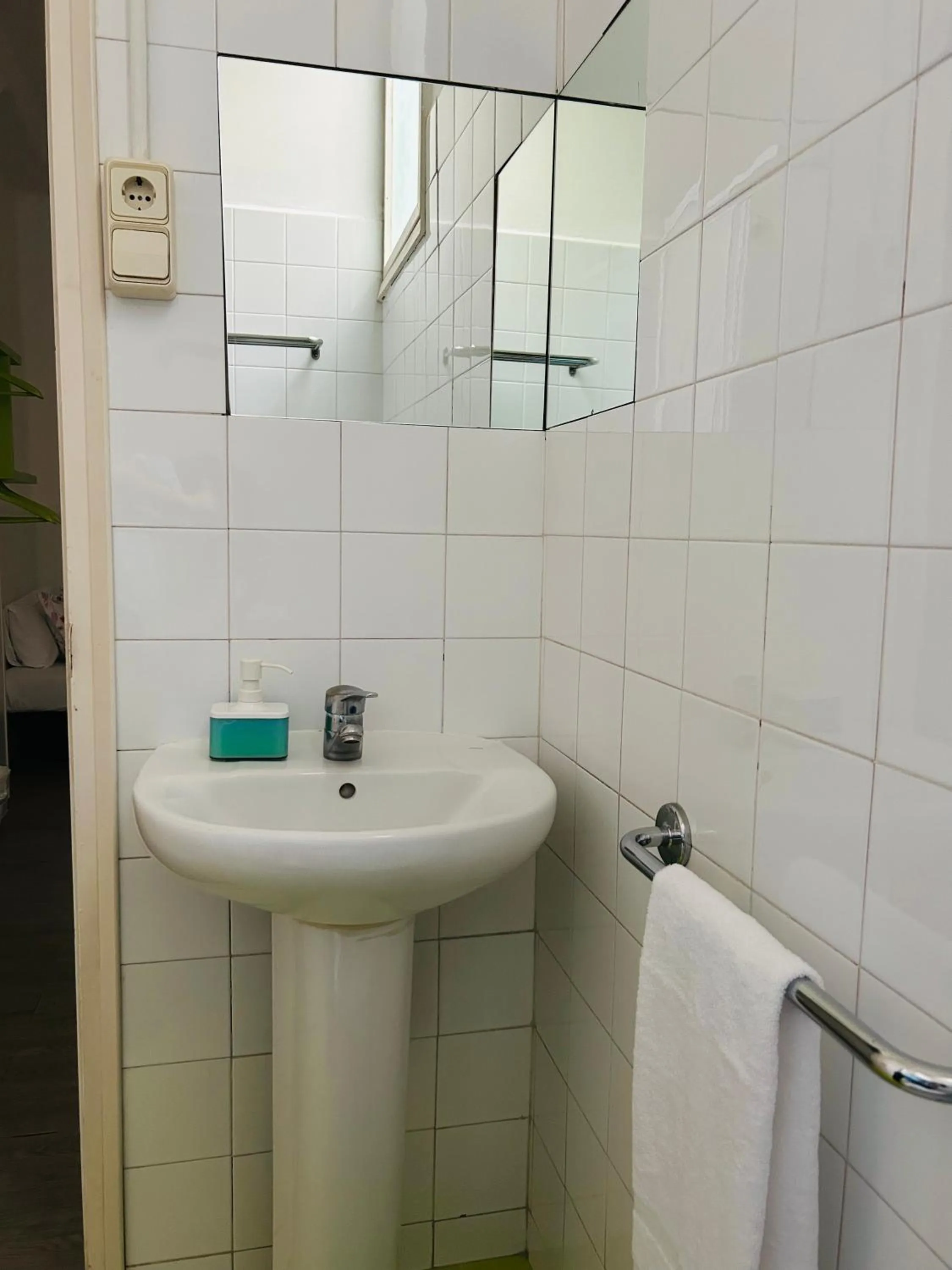 Central and Basic Universitat for YOUNG HOSTEL