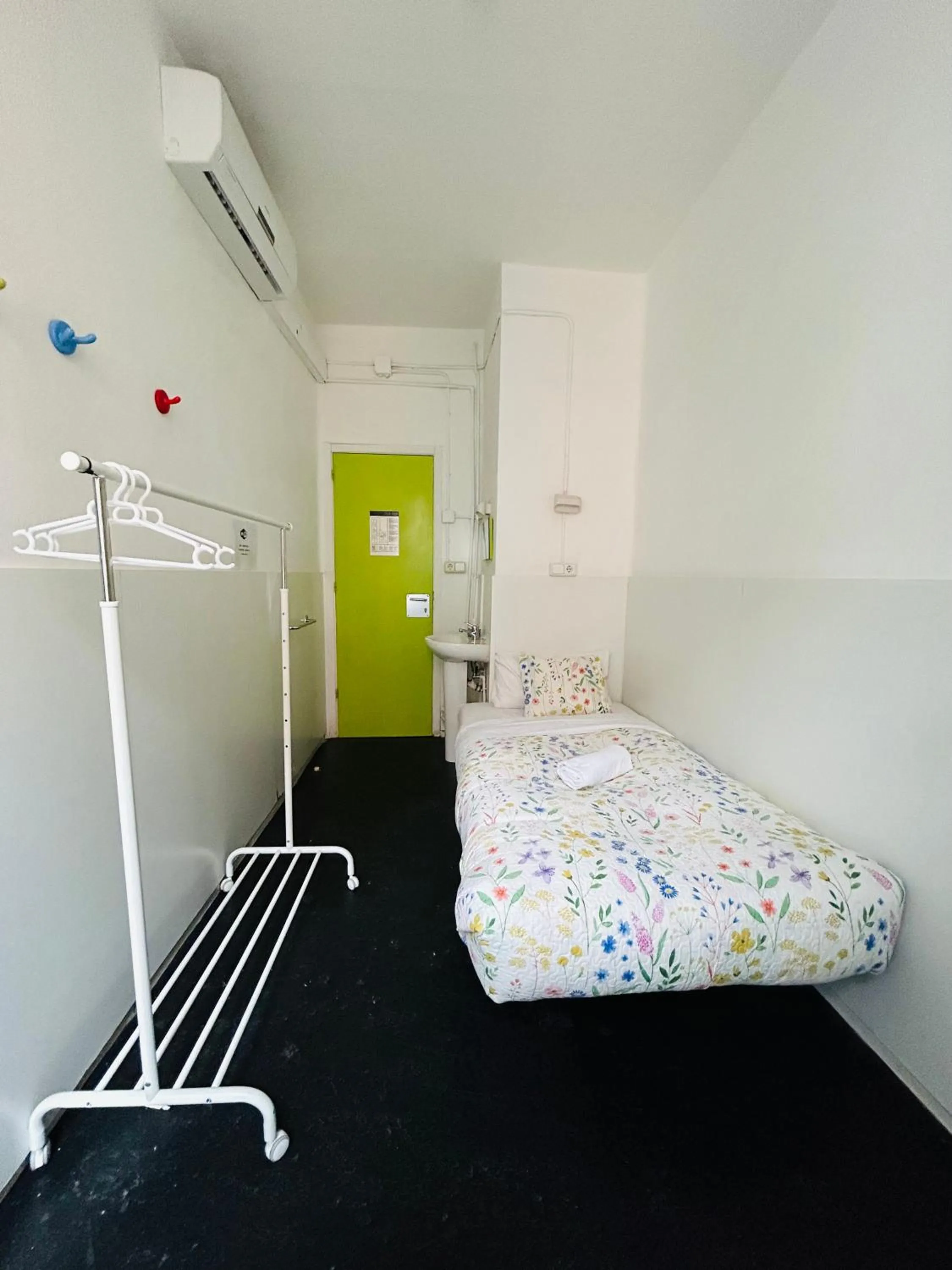 Bed in Central and Basic Universitat for YOUNG HOSTEL